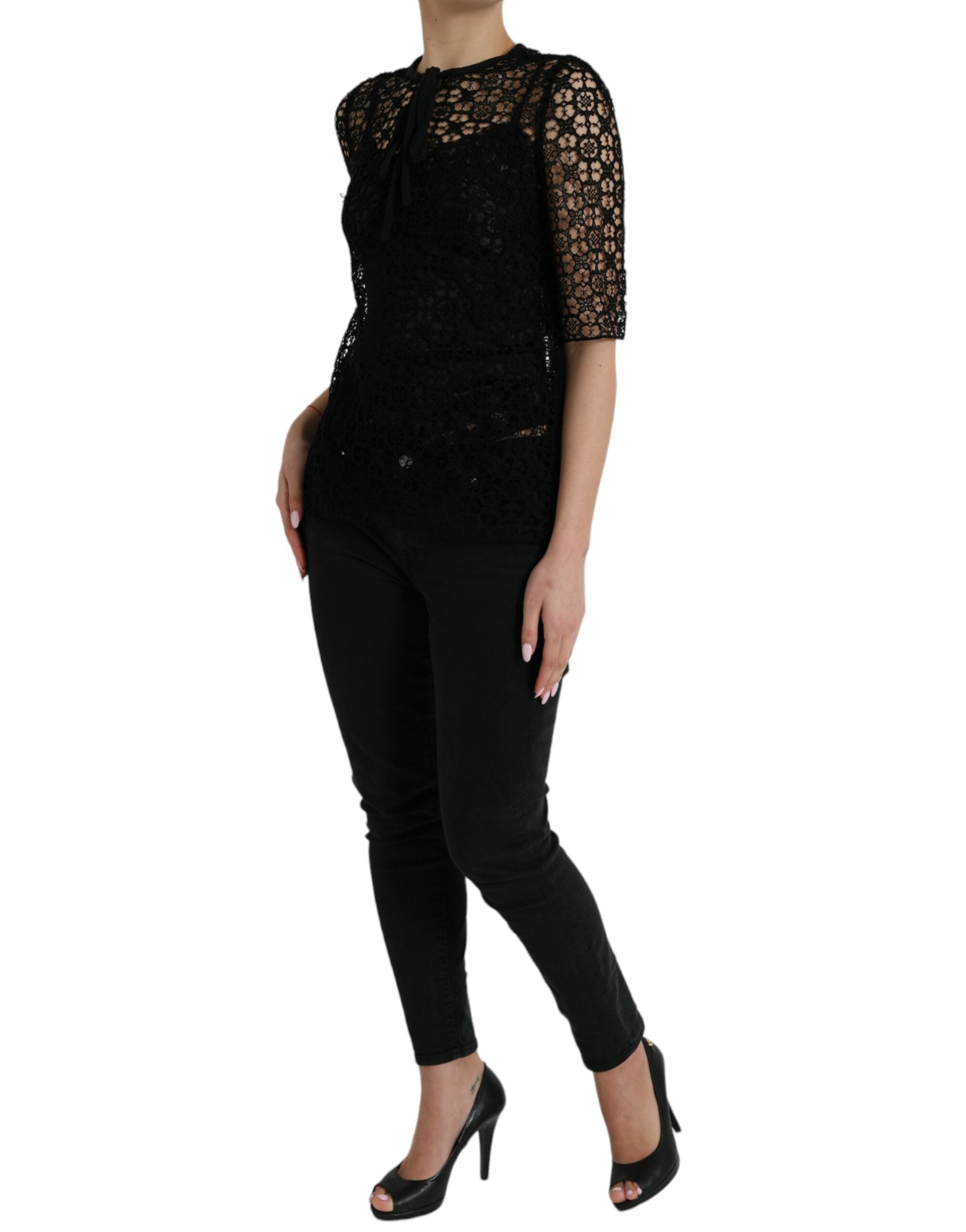 Blouse Dolce & Gabbana noire à manches courtes avec dentelle florale élégante, style féminin et sophistiqué.