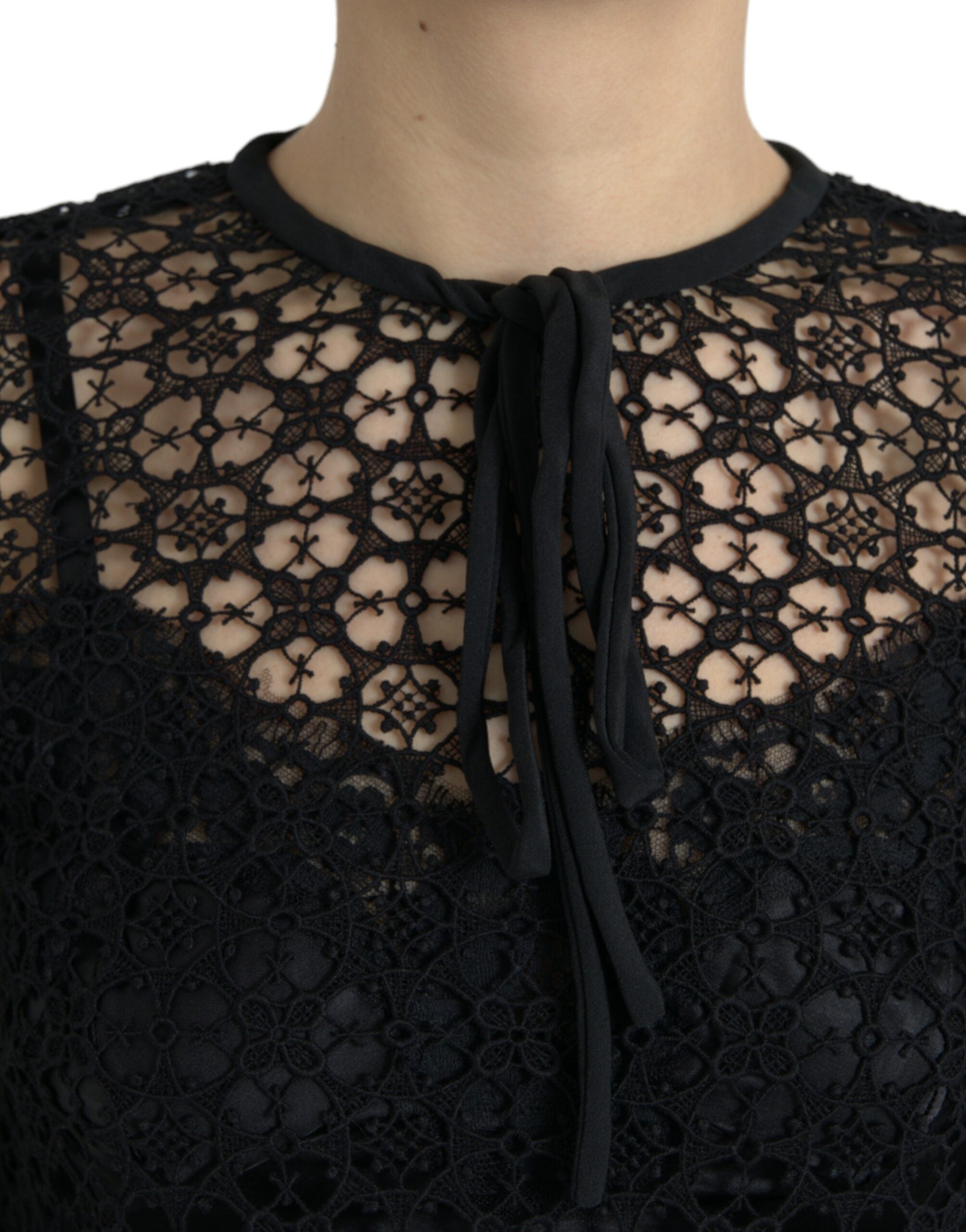 Blouse courte noire à fleurs en dentelle Dolce & Gabbana, manches courtes élégantes et détails délicats.