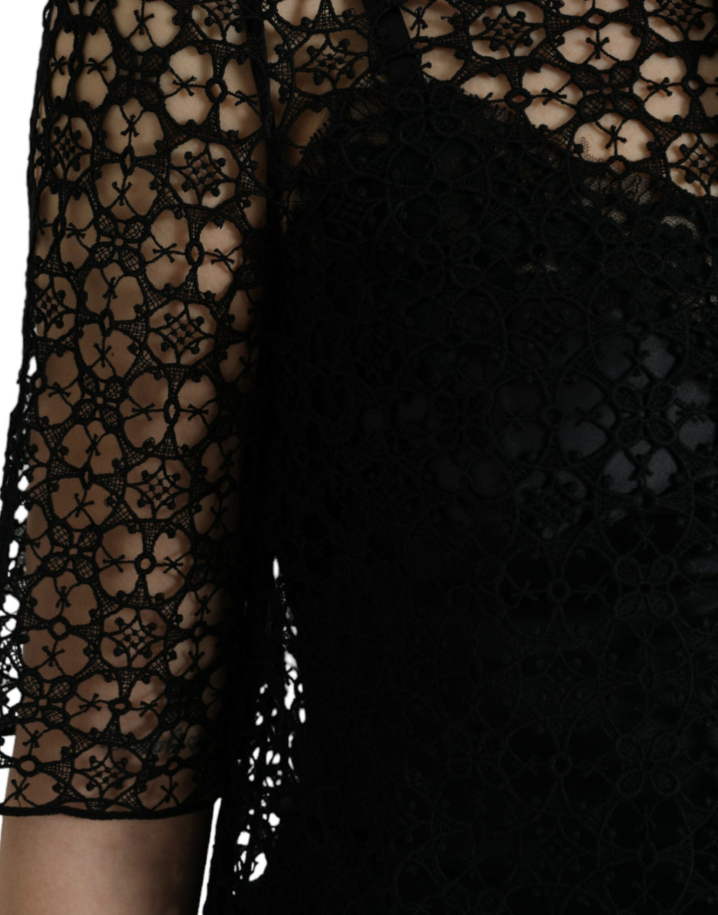 Blouse Dolce & Gabbana noire à manches courtes avec broderie florale en dentelle, style élégant et féminin.