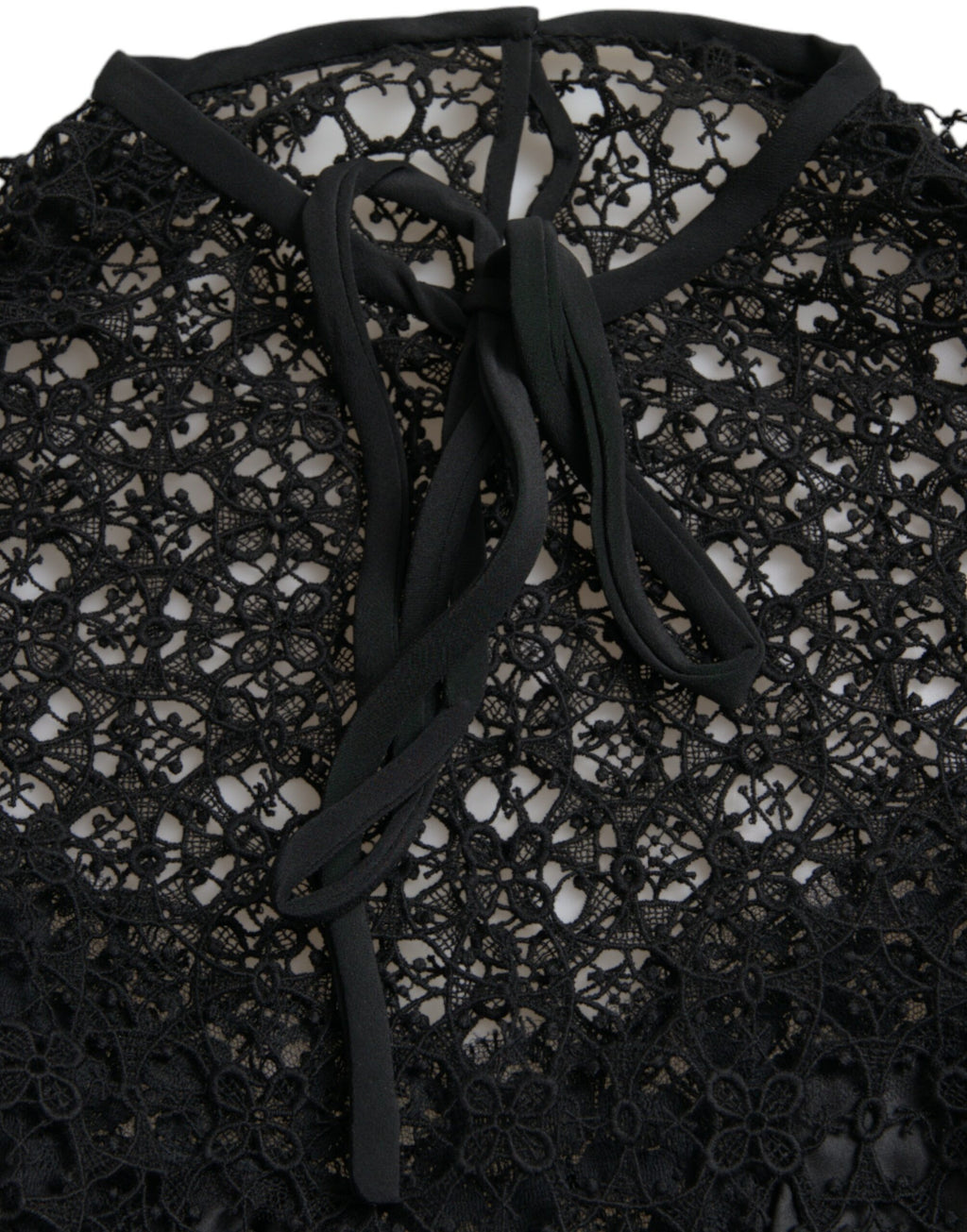 Blouse courte noire à manches courtes en dentelle florale Dolce & Gabbana, détails élégants et tissu délicat visible sur l'image.