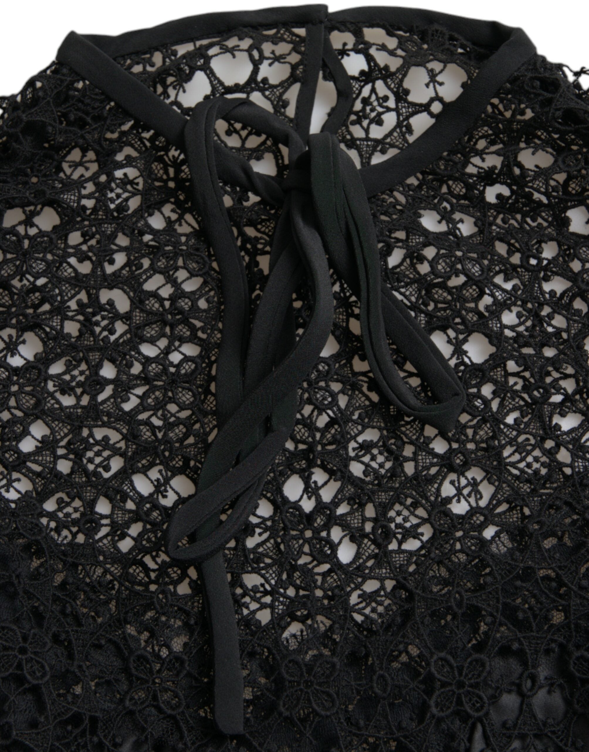 Blouse courte noire à manches courtes en dentelle florale Dolce & Gabbana, détails élégants et tissu délicat visible sur l'image.