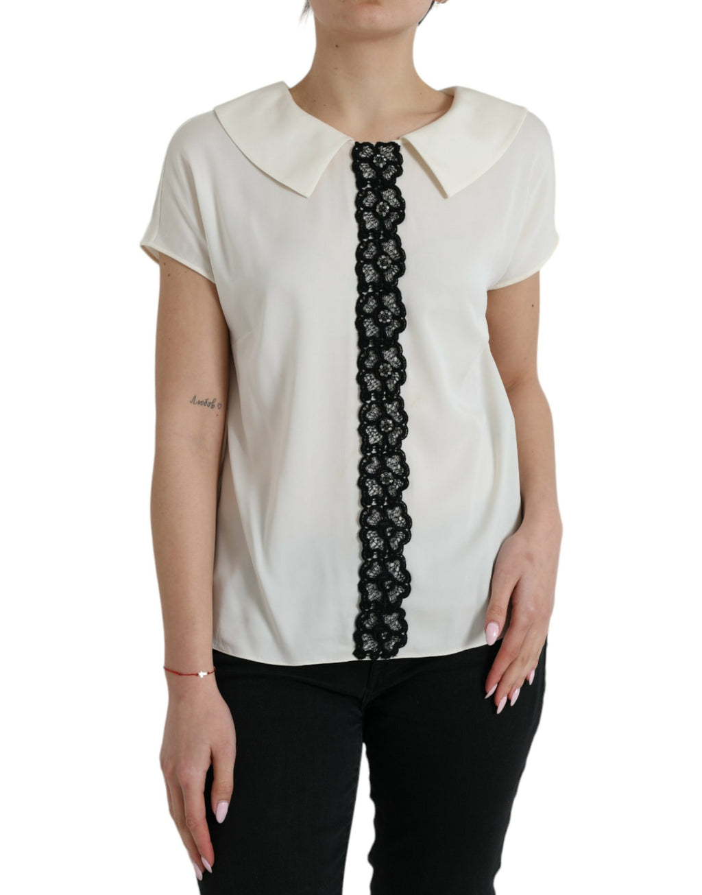 Haut en soie blanc avec dentelle et manches courtes de Dolce & Gabbana, élégant et sophistiqué, détails en dentelle et finition soignée.