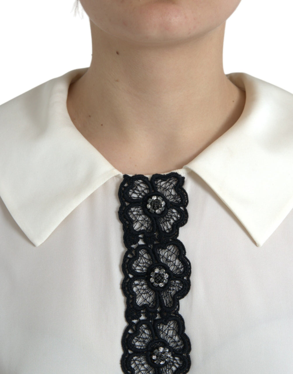 Haut Dolce & Gabbana en soie blanche avec dentelle, manches courtes et détails élégants, vue de face.