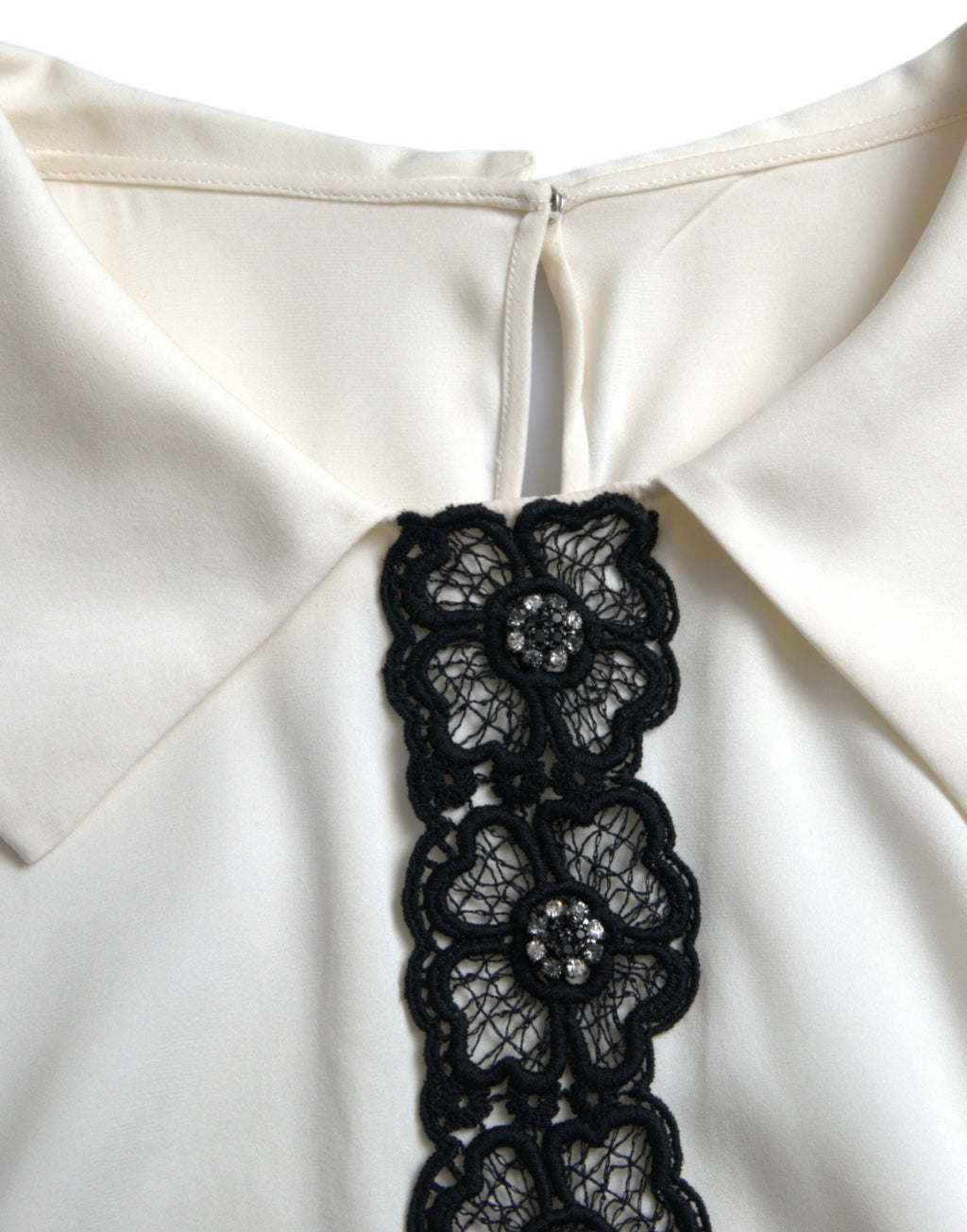 Top court en soie blanche Dolce & Gabbana avec bandes de dentelle, manches courtes élégantes et finition raffinée.