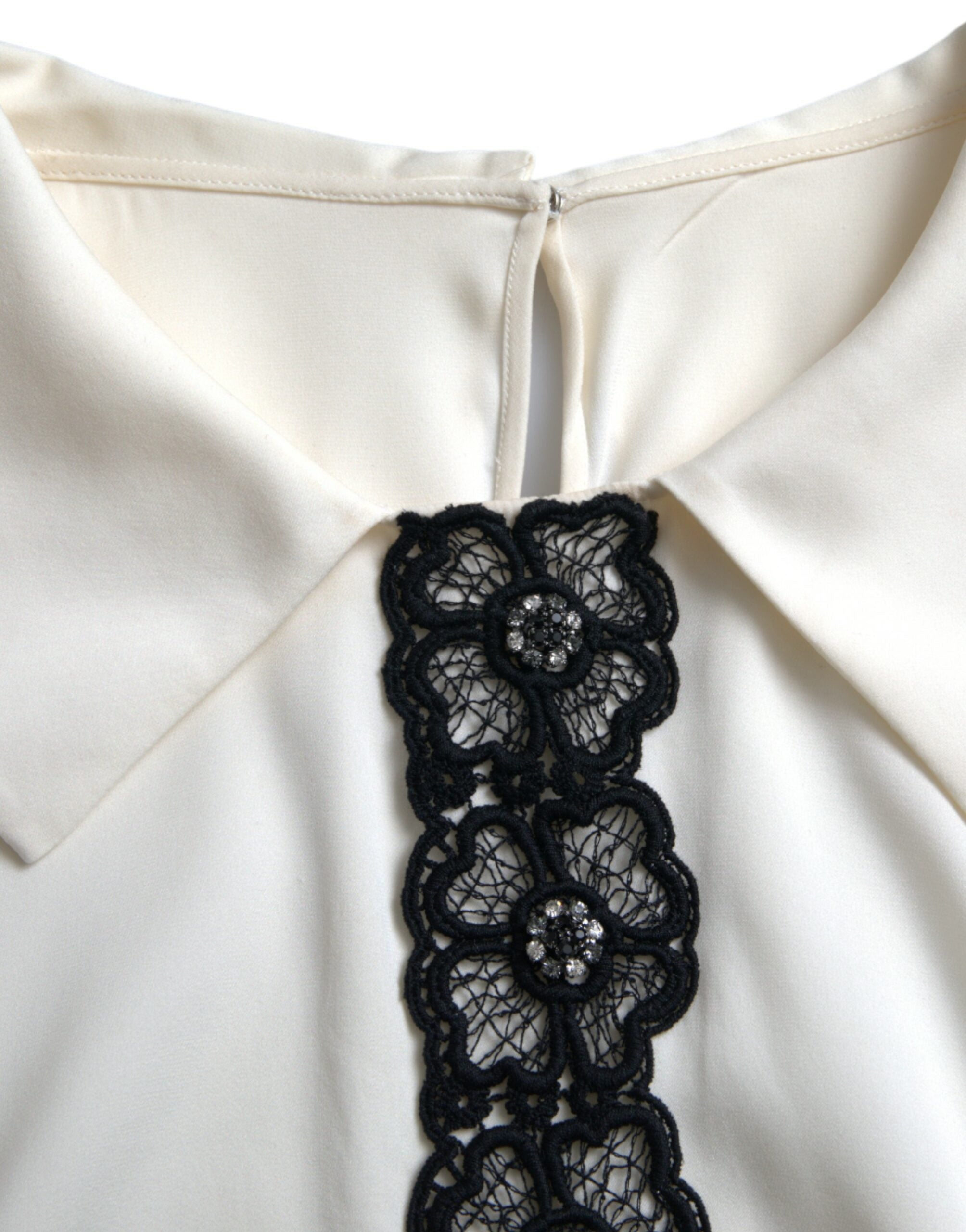 Top court en soie blanche Dolce & Gabbana avec bandes de dentelle, manches courtes élégantes et finition raffinée.