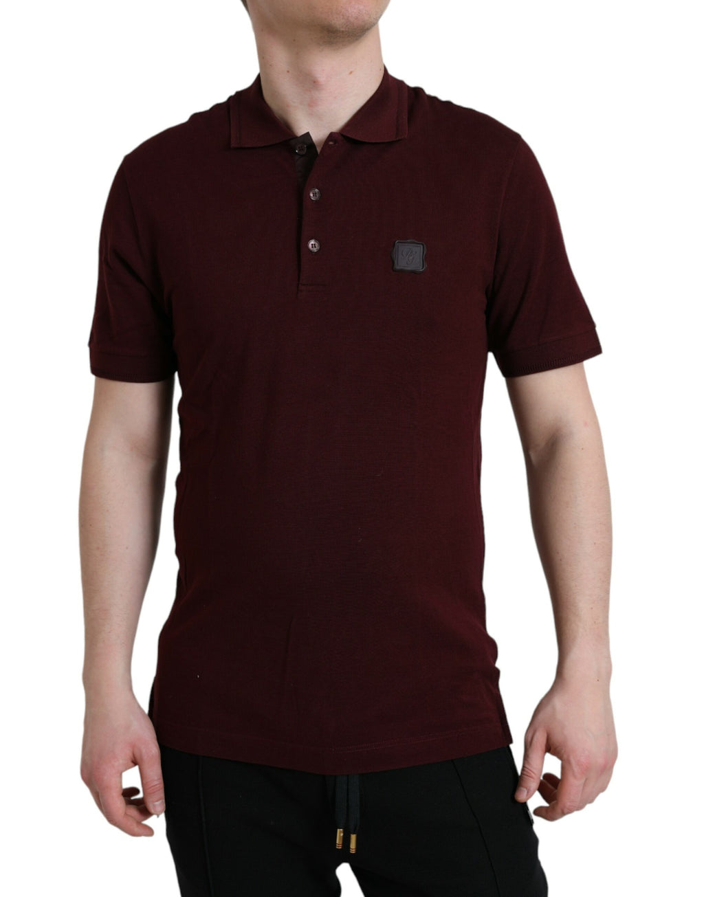 Polo à manches courtes Dolce & Gabbana de couleur bordeaux avec col, porté par un mannequin.