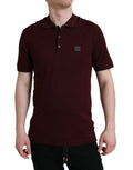 Polo à manches courtes Dolce & Gabbana de couleur bordeaux avec col, porté par un mannequin.