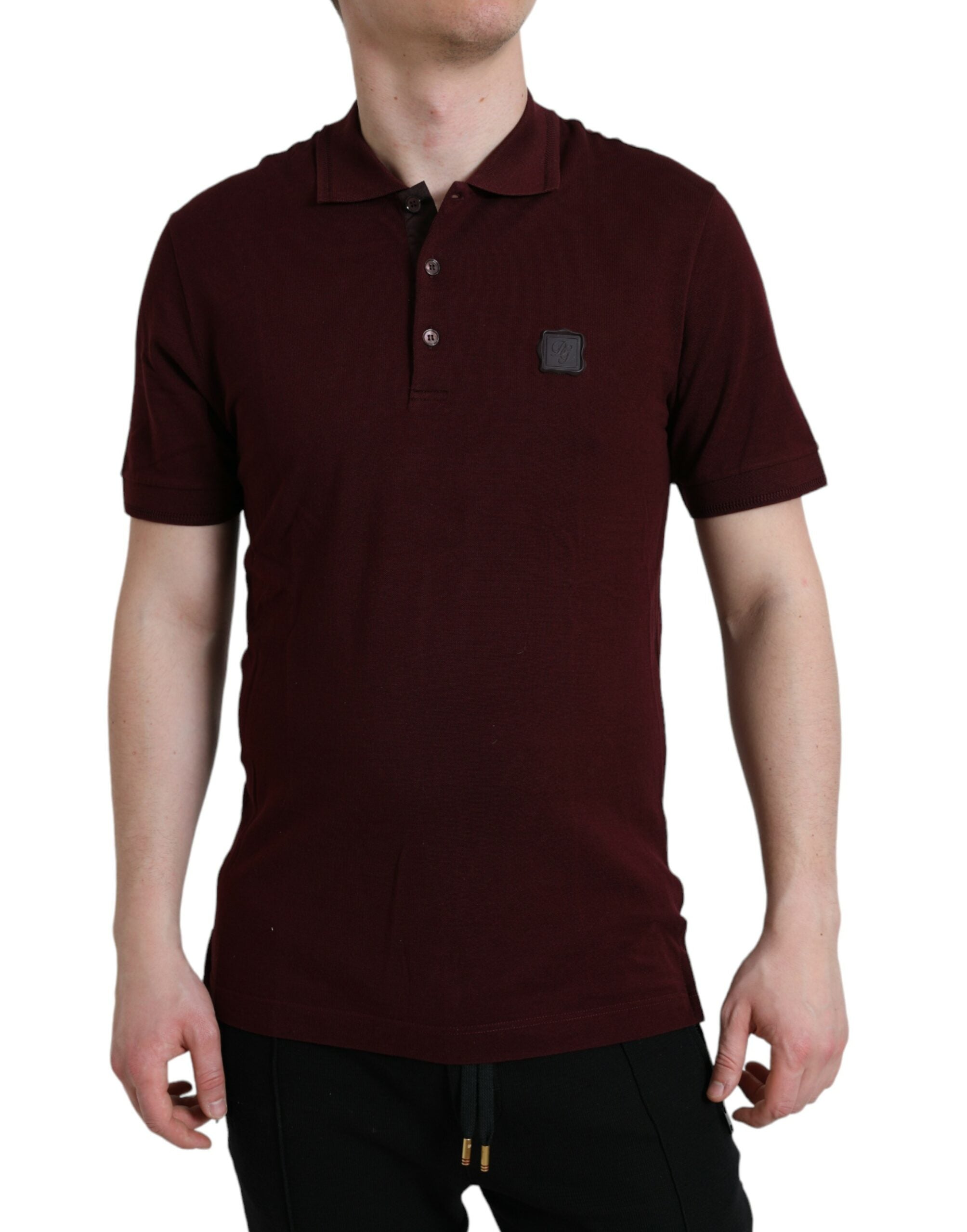 Polo à manches courtes Dolce & Gabbana de couleur bordeaux avec col, porté par un mannequin.