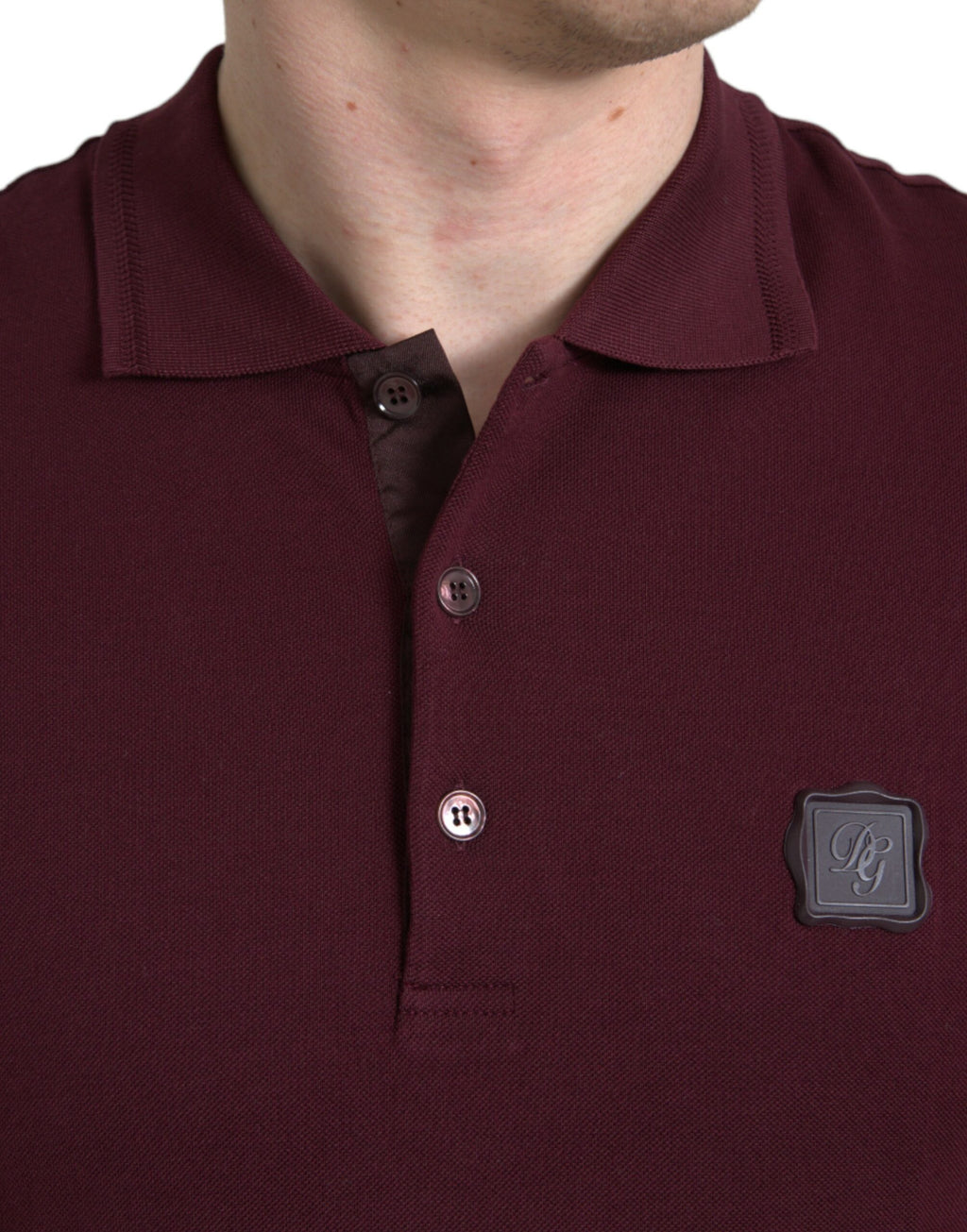 Polo à manches courtes bordeaux Dolce & Gabbana avec col, tissu léger, vue de face du t-shirt pour homme.