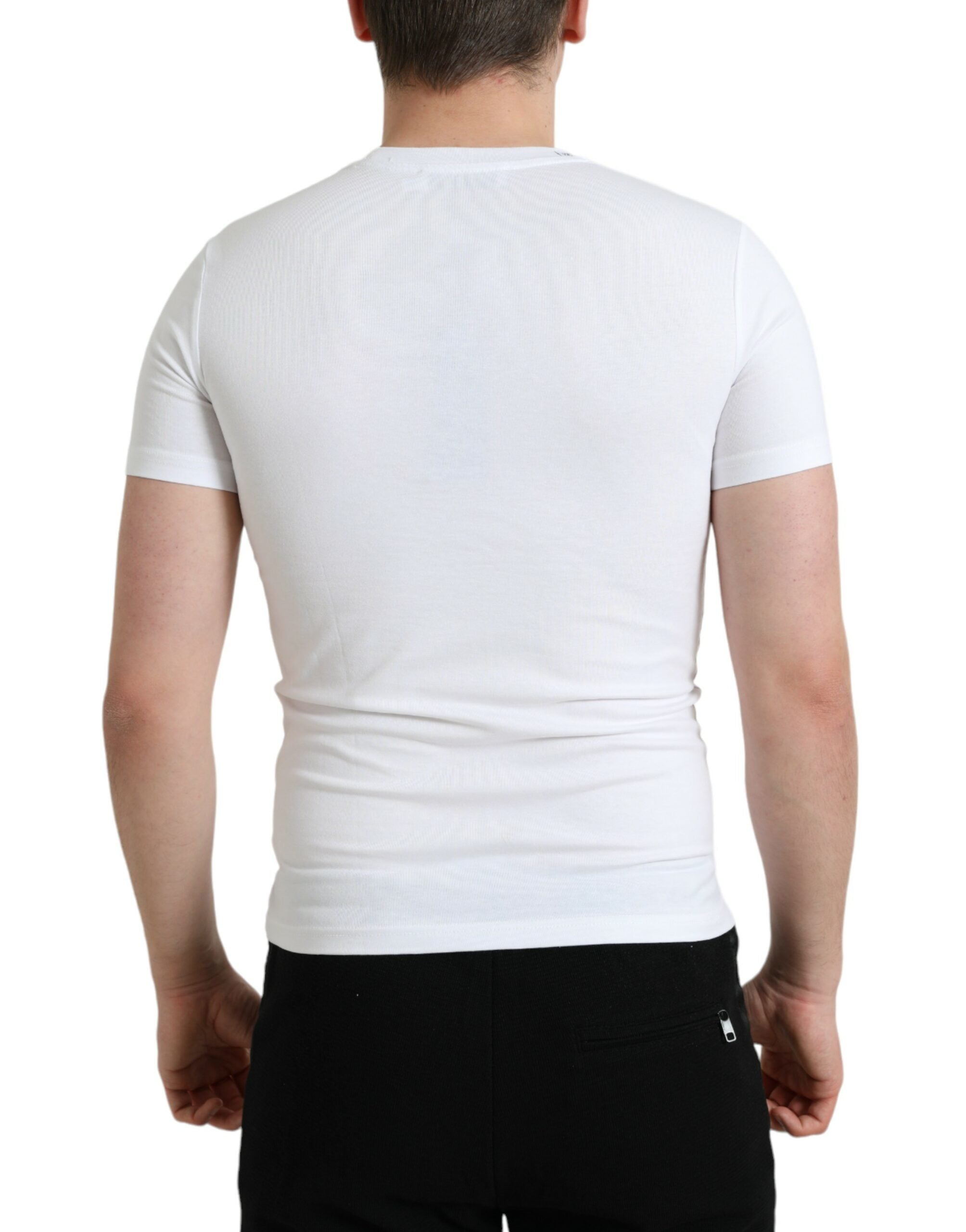 T-shirt blanc en coton Dolce & Gabbana avec logo imprimé, col rond, coupe classique, visible en détail dans l'image.