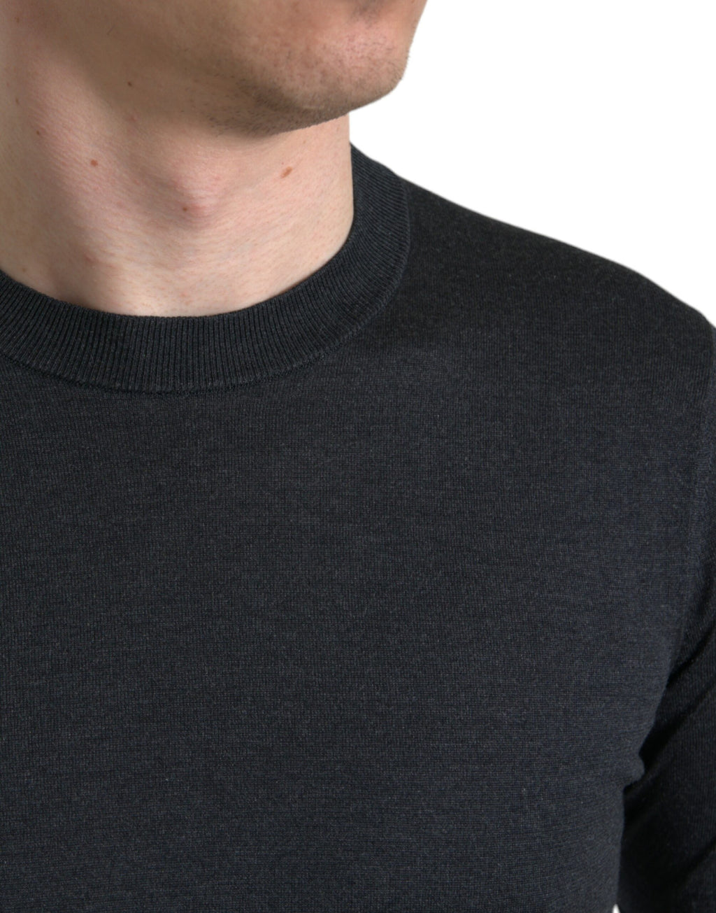T-shirt Dolce & Gabbana gris foncé à col rond à manches courtes, vue de face, style décontracté, tissu doux et confortable.