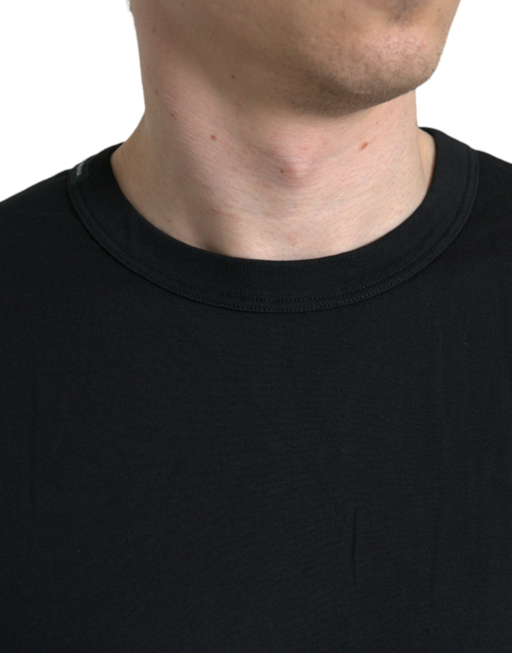 T-shirt noir Dolce & Gabbana à logo embossé, col rond à manches courtes, tissu léger et élégant.