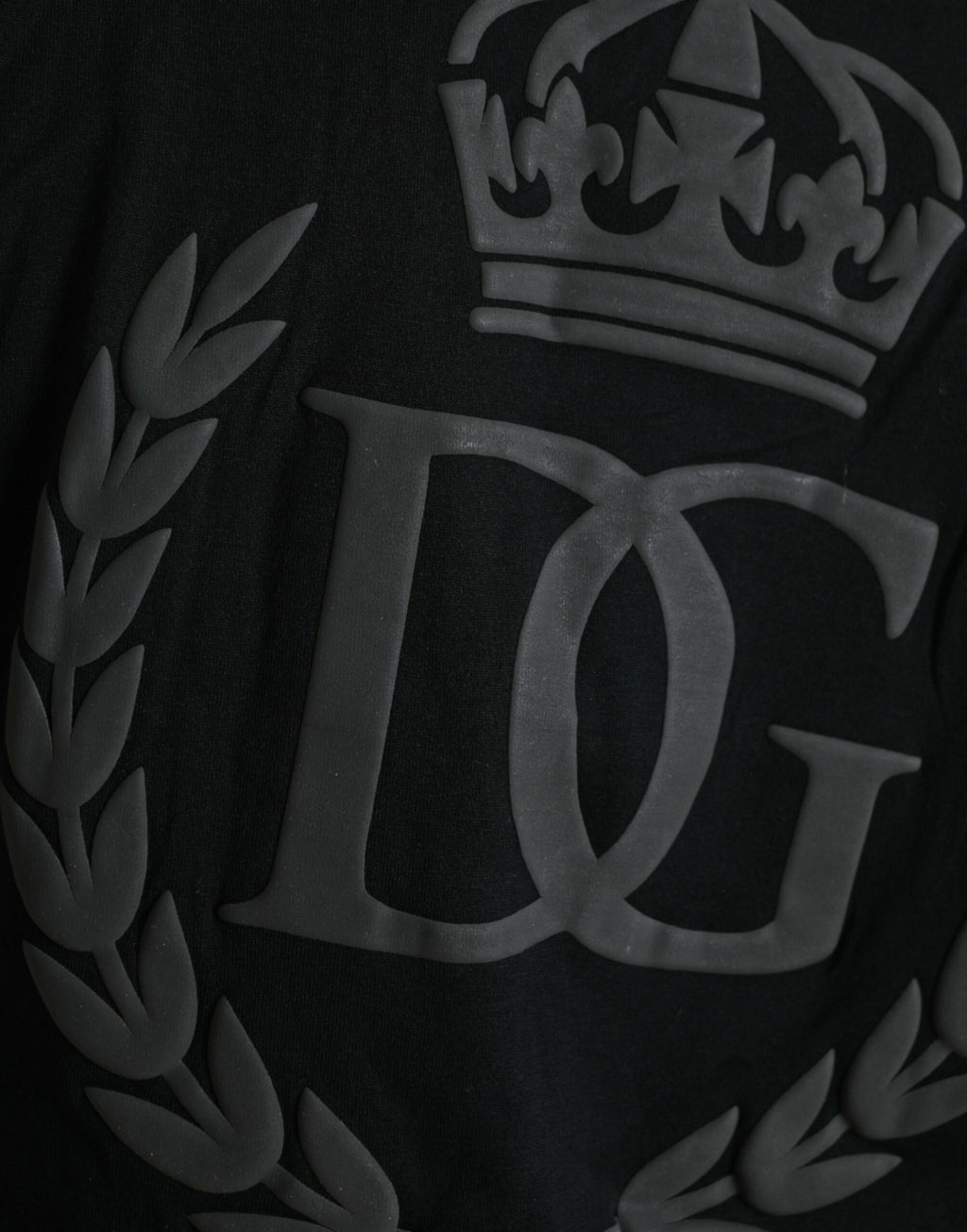 T-shirt noir à logo embossé Dolce & Gabbana à manches courtes et col rond, vue de face.