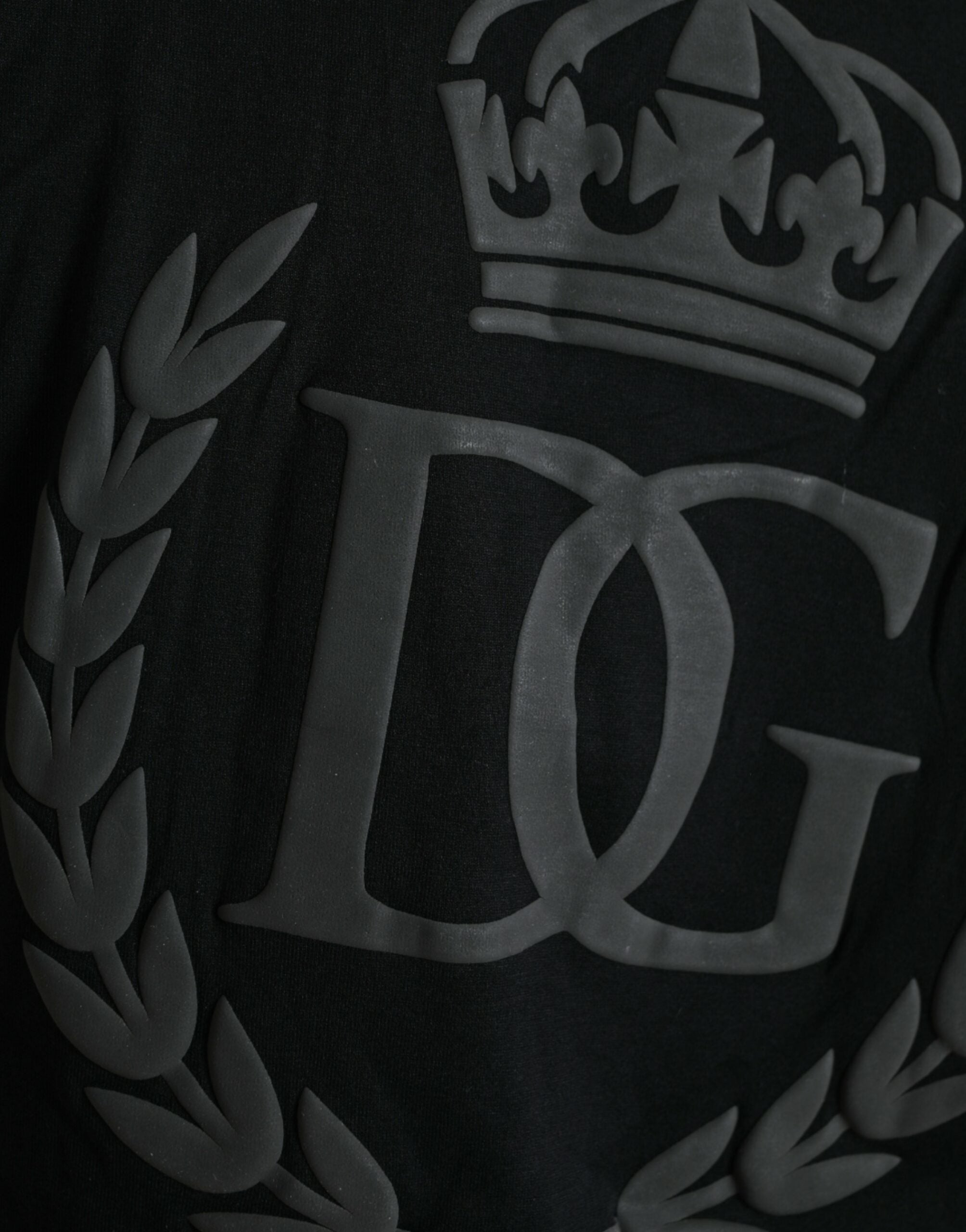 T-shirt noir à logo embossé Dolce & Gabbana à manches courtes et col rond, vue de face.