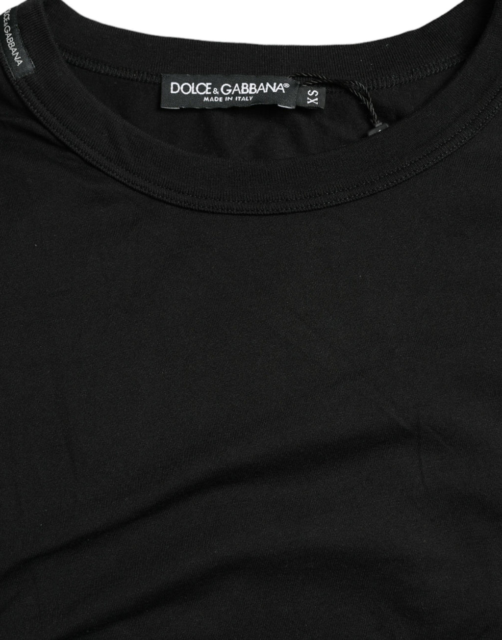 T-shirt à manches courtes noir Dolce & Gabbana avec logo embossé sur le col, mode élégante et décontractée.