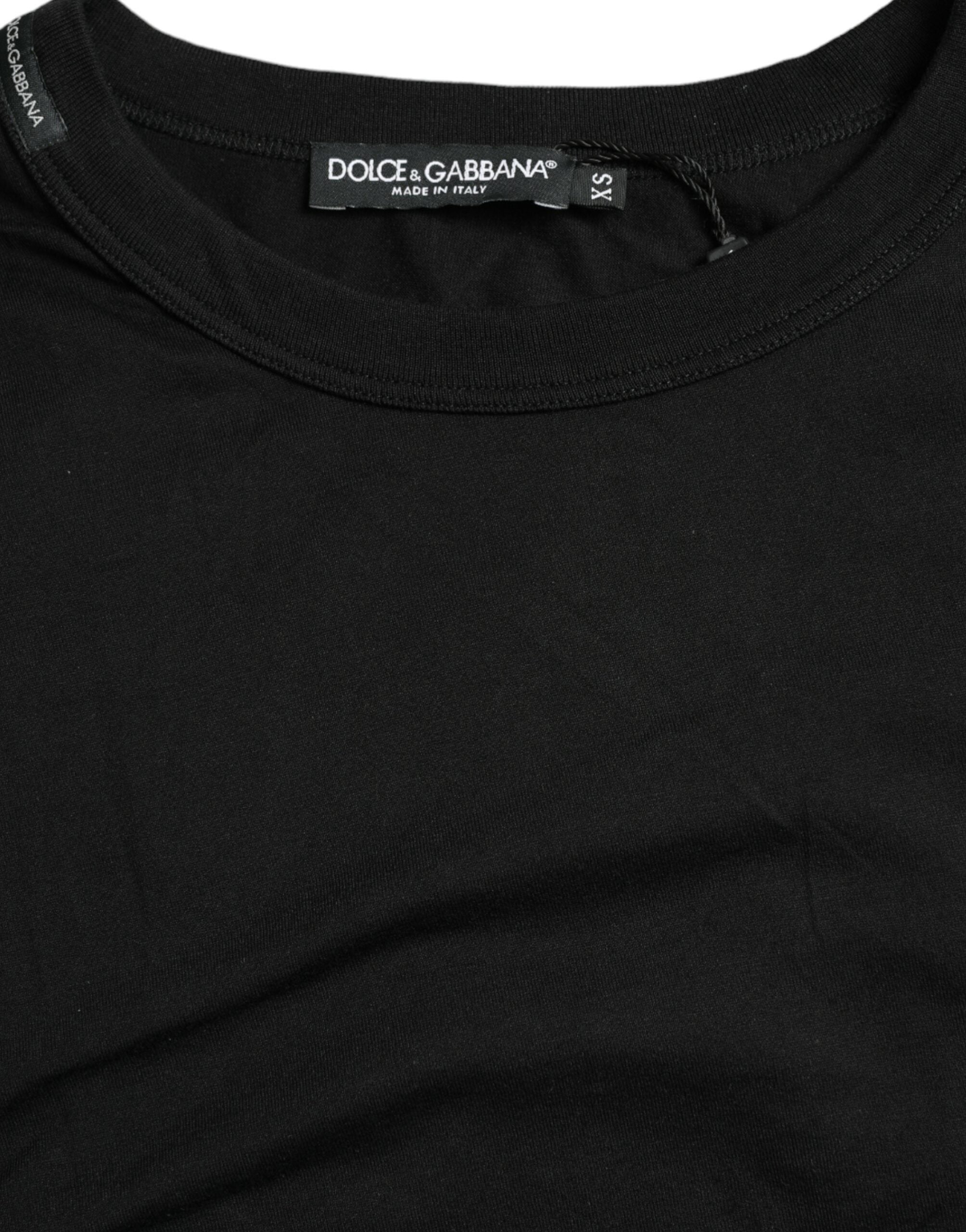 T-shirt à manches courtes noir Dolce & Gabbana avec logo embossé sur le col, mode élégante et décontractée.