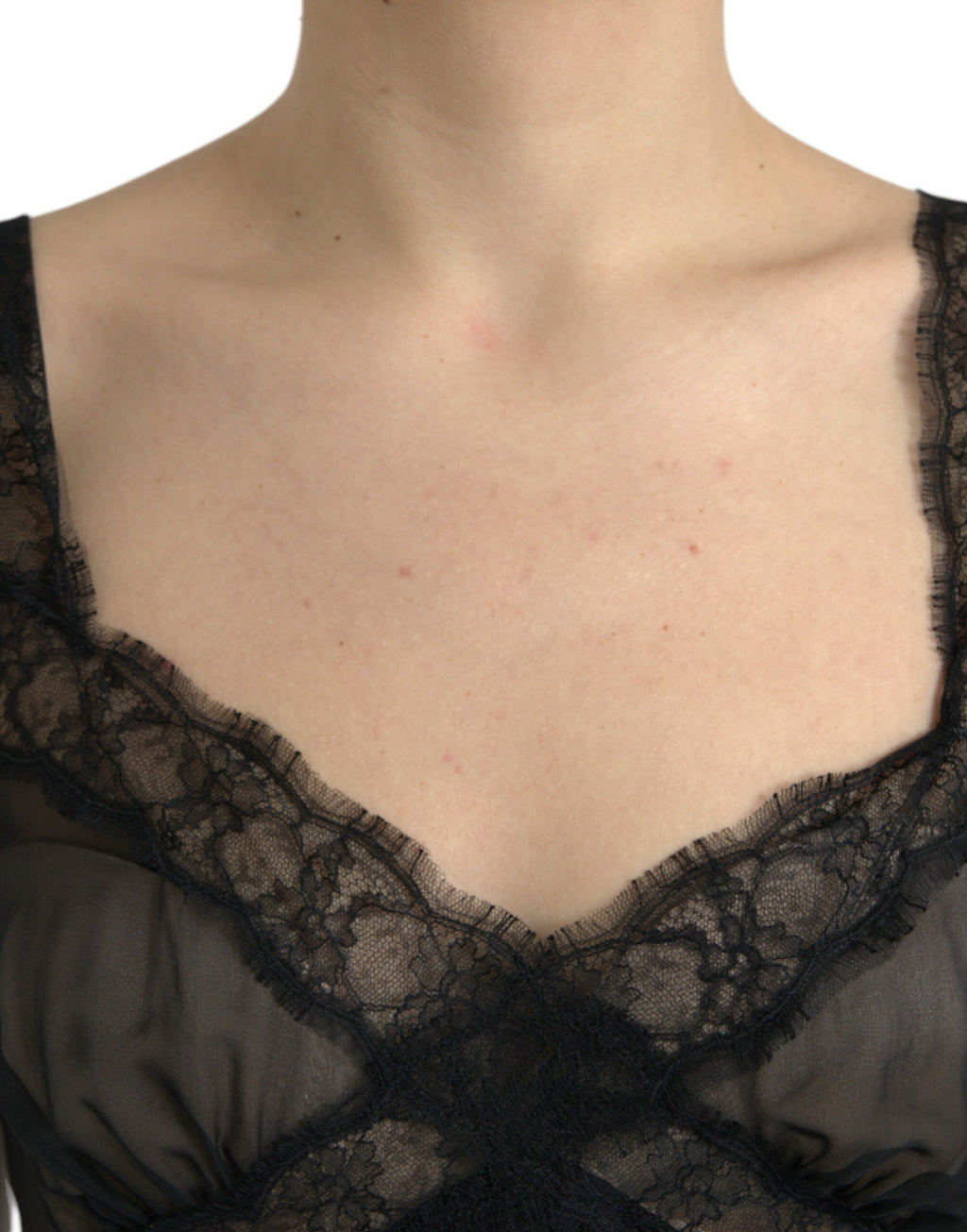 Robe courte en soie noire, plissée et en dentelle en chiffon, de la marque Dolce & Gabbana, portée avec détails élégants.
