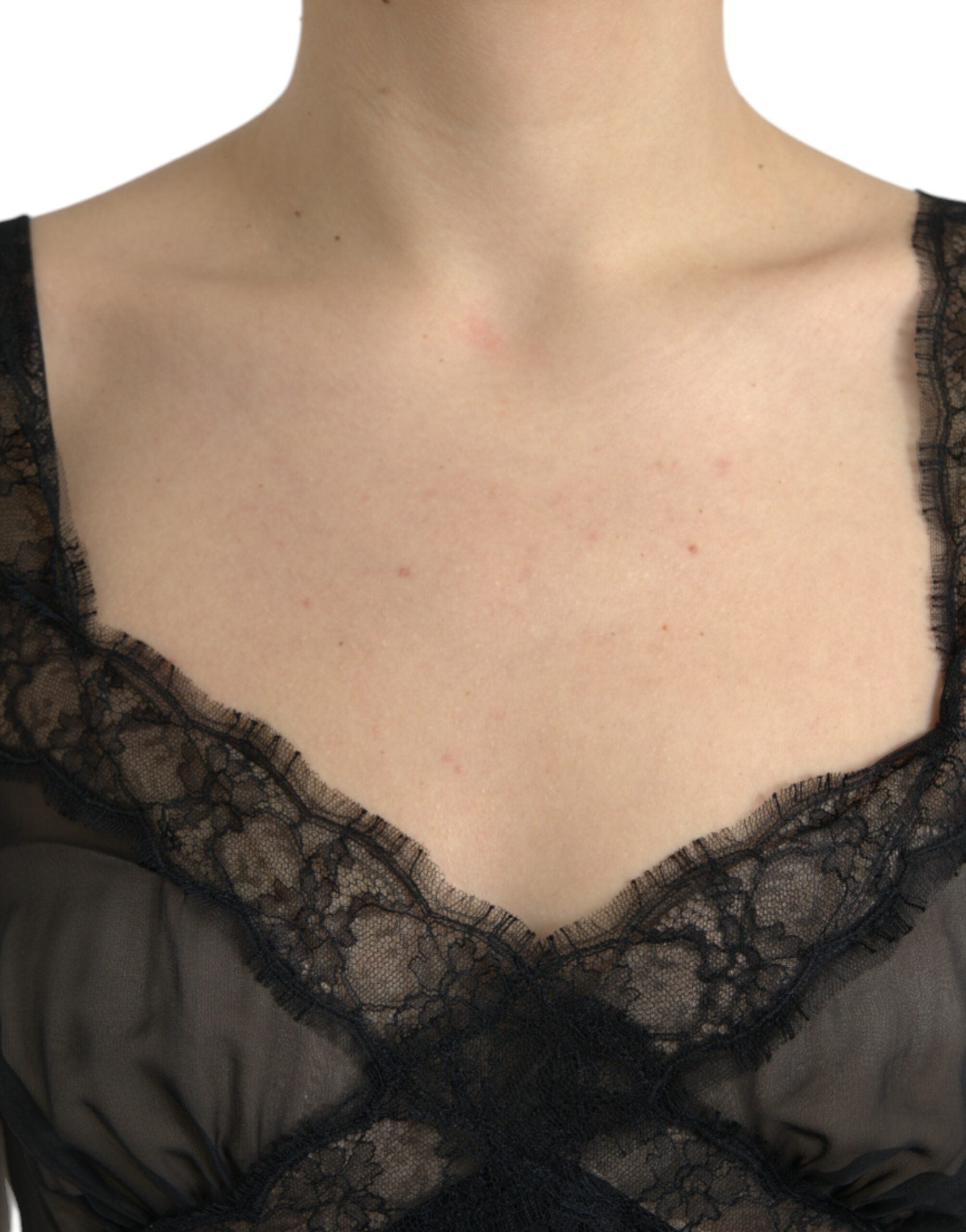 Robe courte en soie noire, plissée et en dentelle en chiffon, de la marque Dolce & Gabbana, portée avec détails élégants.