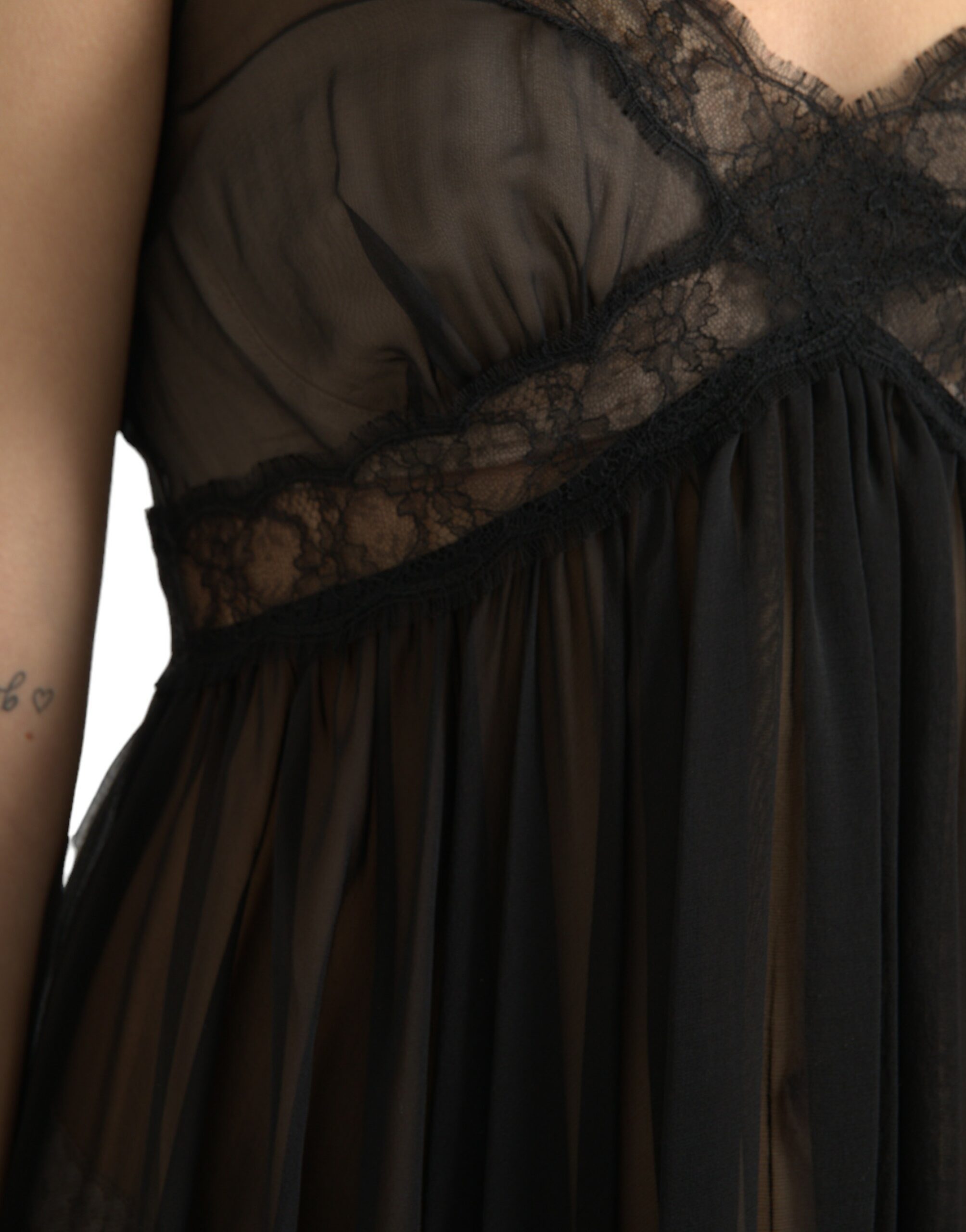 Robe courte en soie noire, plissée, en dentelle et chiffon, de la marque Dolce & Gabbana, vue de face.