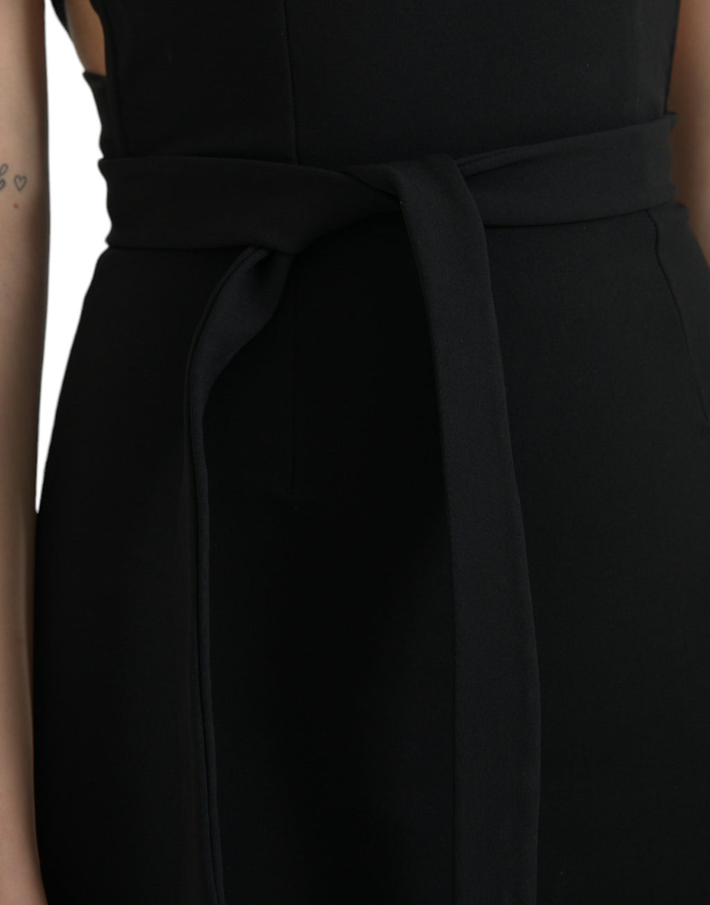 Robe midi noire sans manches à halter de Dolce & Gabbana, coupe ajustée et élégante, idéal pour une occasion spéciale.