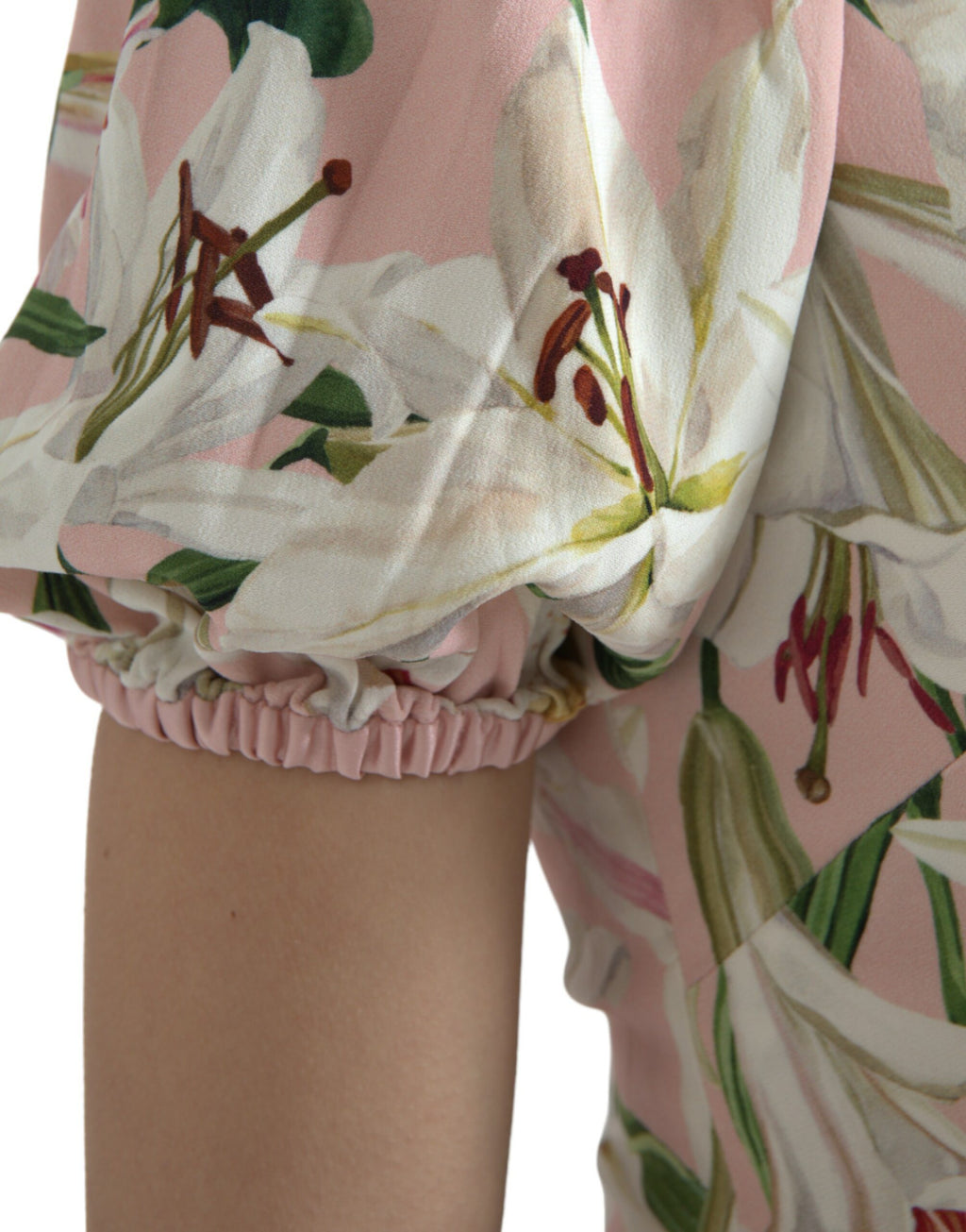 Robe courte en viscose rose avec coupe ajustée et motif floral, signée Dolce & Gabbana, pour un style élégant et féminin.