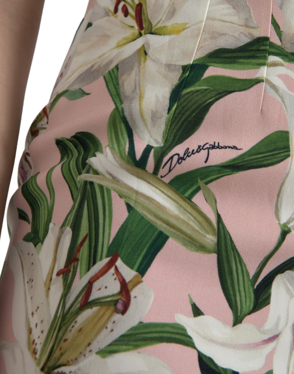 Robe courte en viscose rose avec motif de lys, coupe ajustée, de la marque Dolce & Gabbana, pour femme élégante.