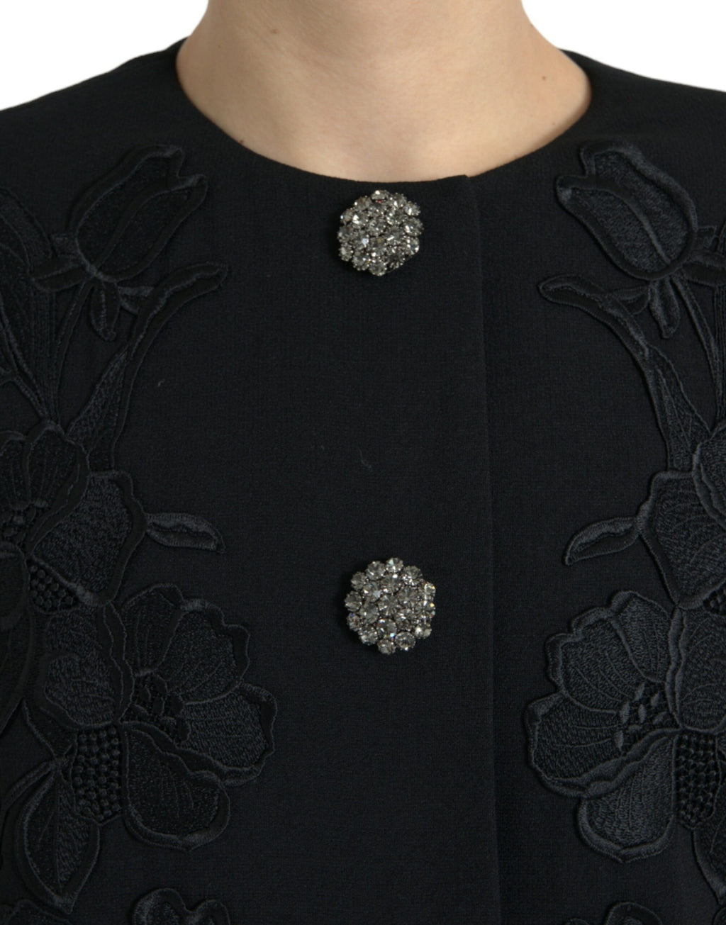 Veste en laine noire Dolce & Gabbana avec motifs floraux, boutons et embellissements sophistiqués, style élégant et tendance.