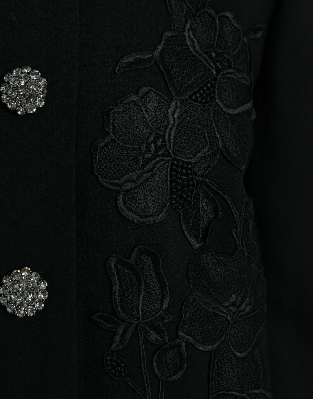 Veste en laine noire Dolce & Gabbana avec motifs floraux, boutons décoratifs élégants, style sophistiqué et tendance.