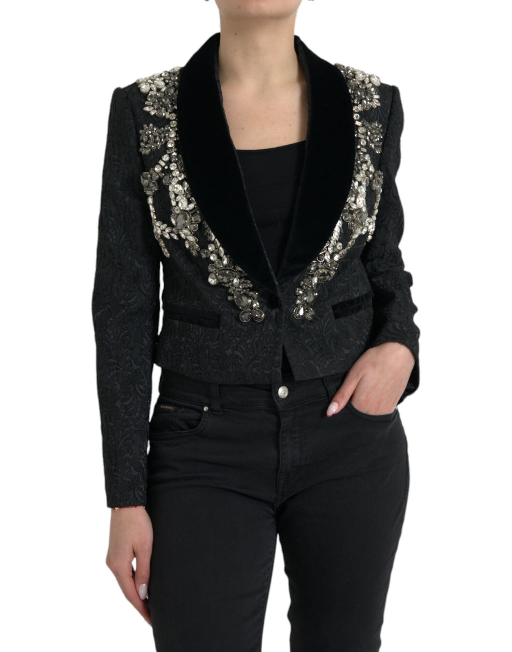 Manteau noir Dolce & Gabbana en laine avec embellissements en cristaux, style élégant et sophistiqué, porté sur un mannequin.