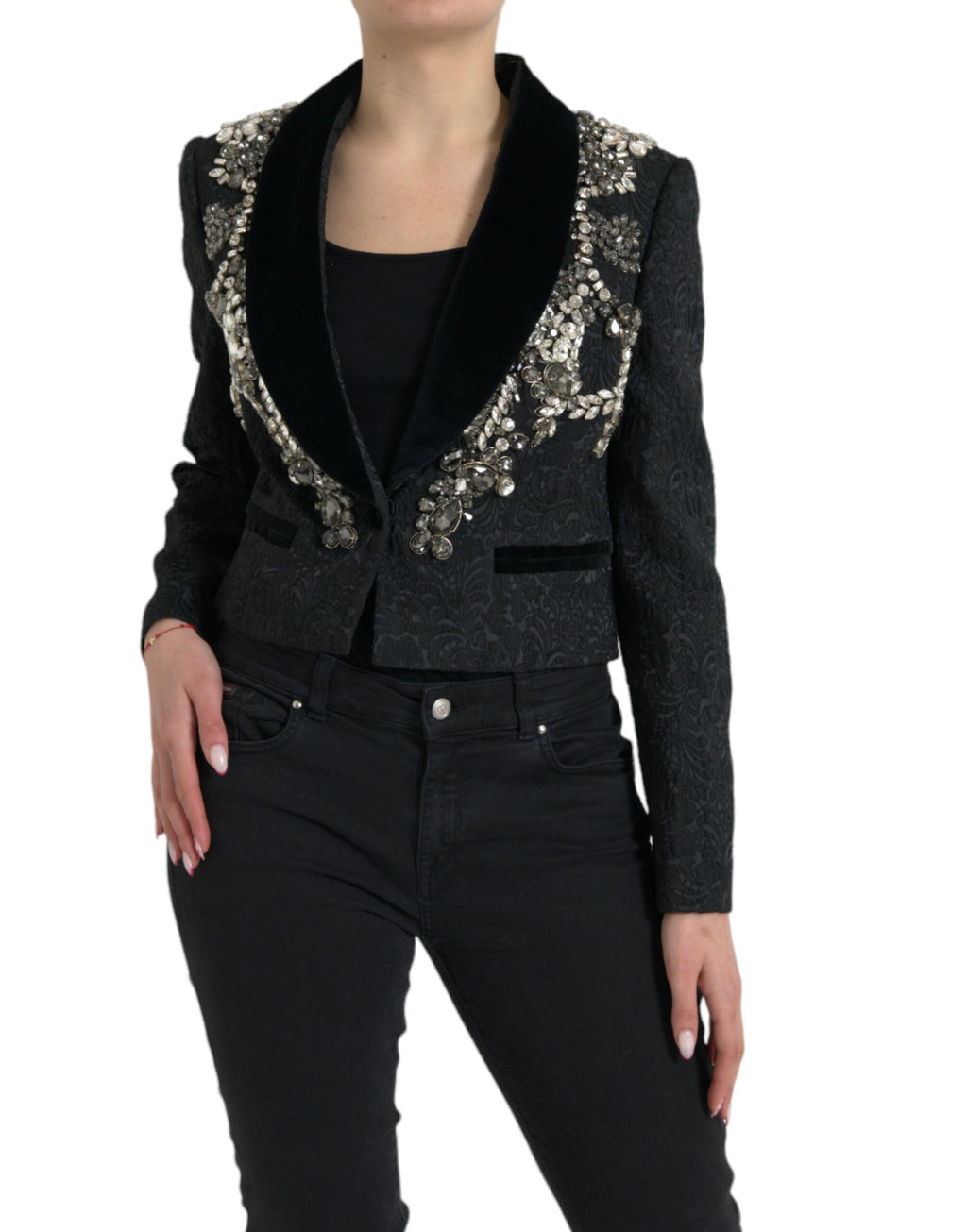 Manteau noir Dolce & Gabbana en laine avec embellissements en cristal, élégant et sophistiqué, porté sur un mannequin.