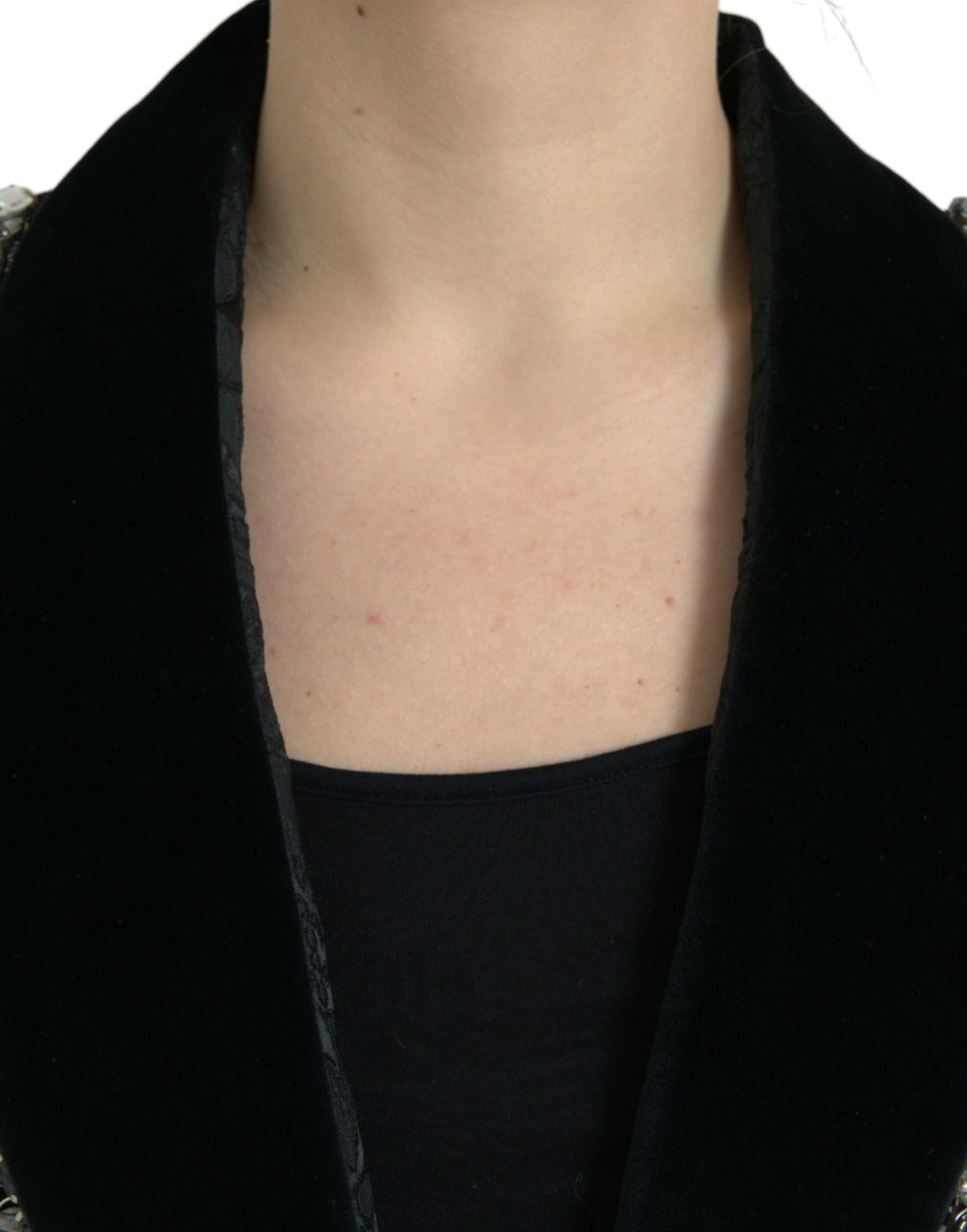 Manteau noir Dolce & Gabbana en laine avec ornements en cristaux, coupe élégante et détails sophistiqués.