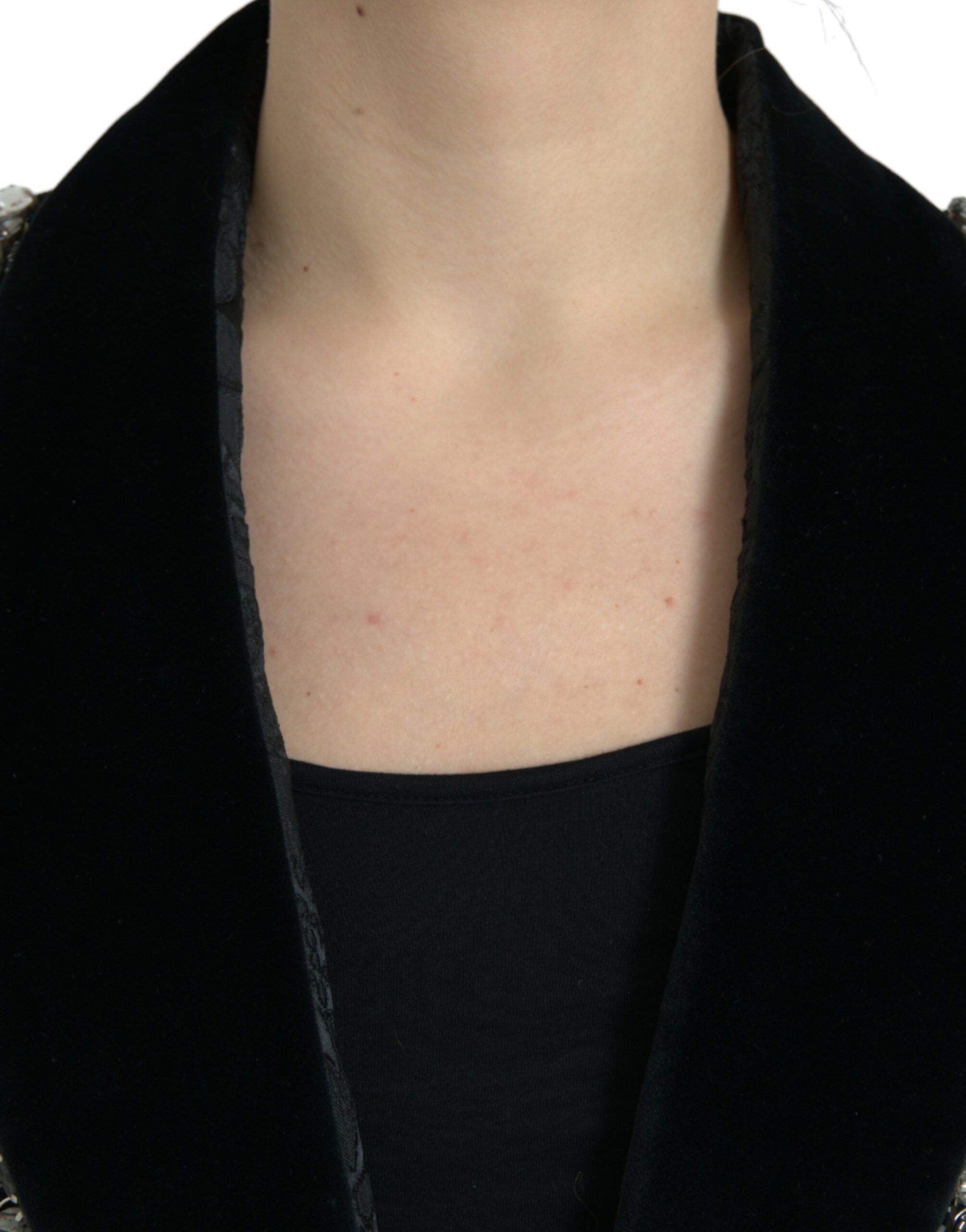 Manteau noir Dolce & Gabbana en laine avec ornements en cristaux, coupe élégante et détails sophistiqués.
