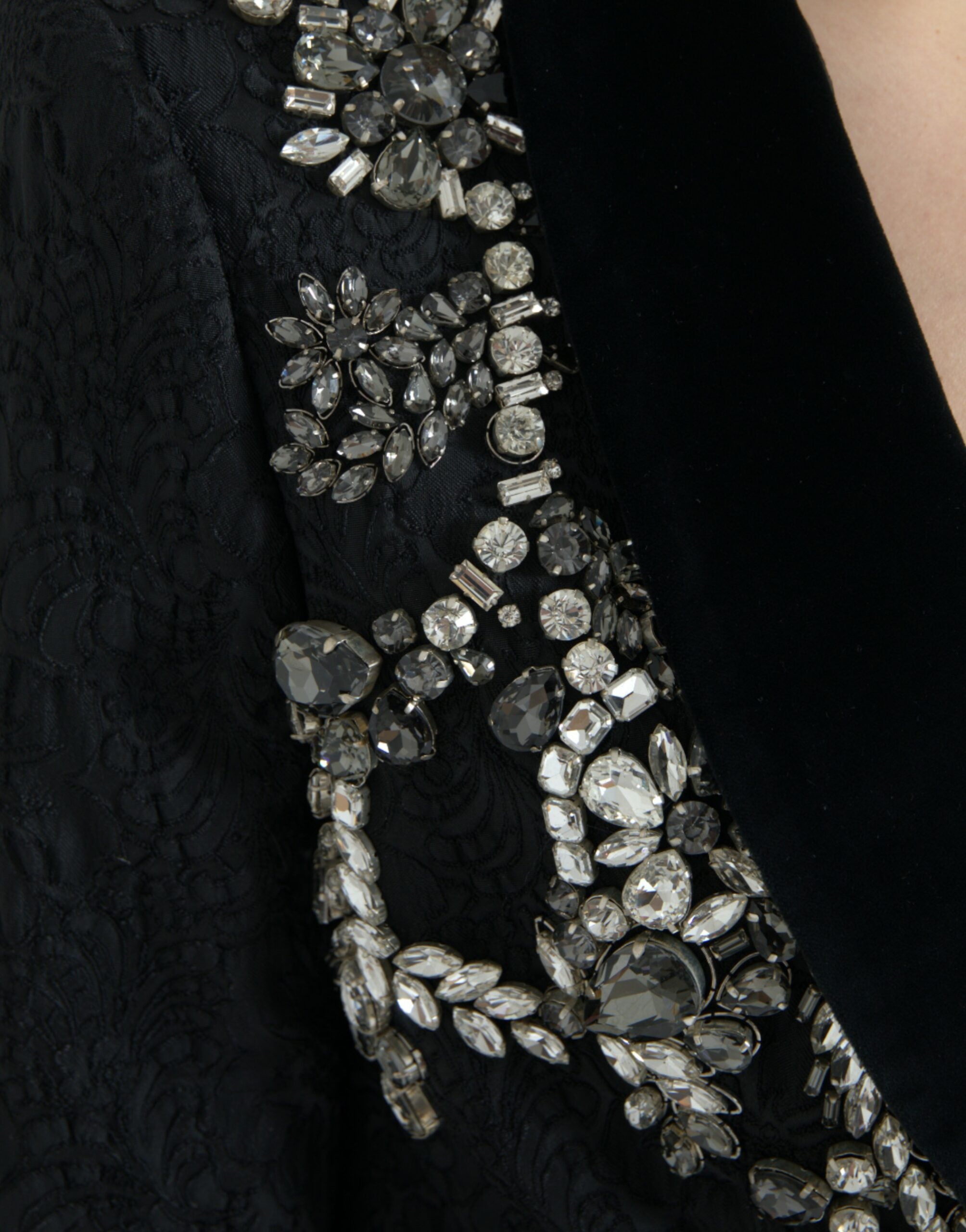 Manteau noir Dolce & Gabbana avec embellissements en cristal, veste élégante en tissu épais, vue de face sur fond neutre.