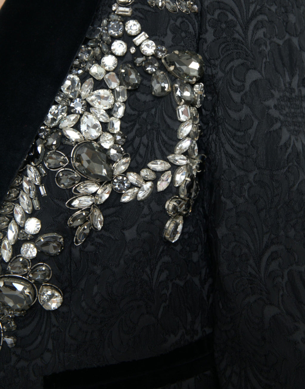 Manteau femme noir Dolce & Gabbana avec broderies en cristaux, style élégant et sophistiqué, vue de face.