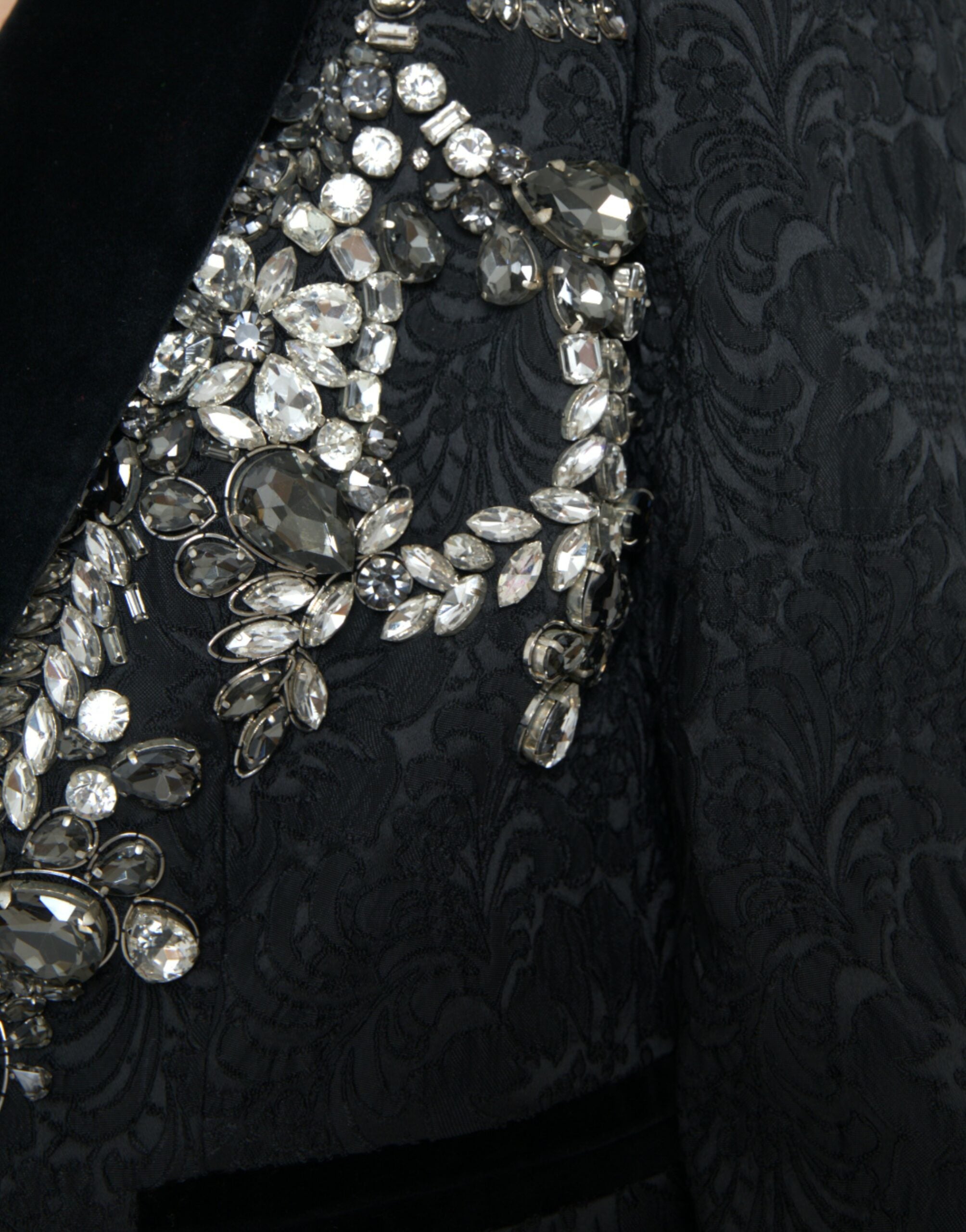 Manteau femme noir Dolce & Gabbana avec broderies en cristaux, style élégant et sophistiqué, vue de face.
