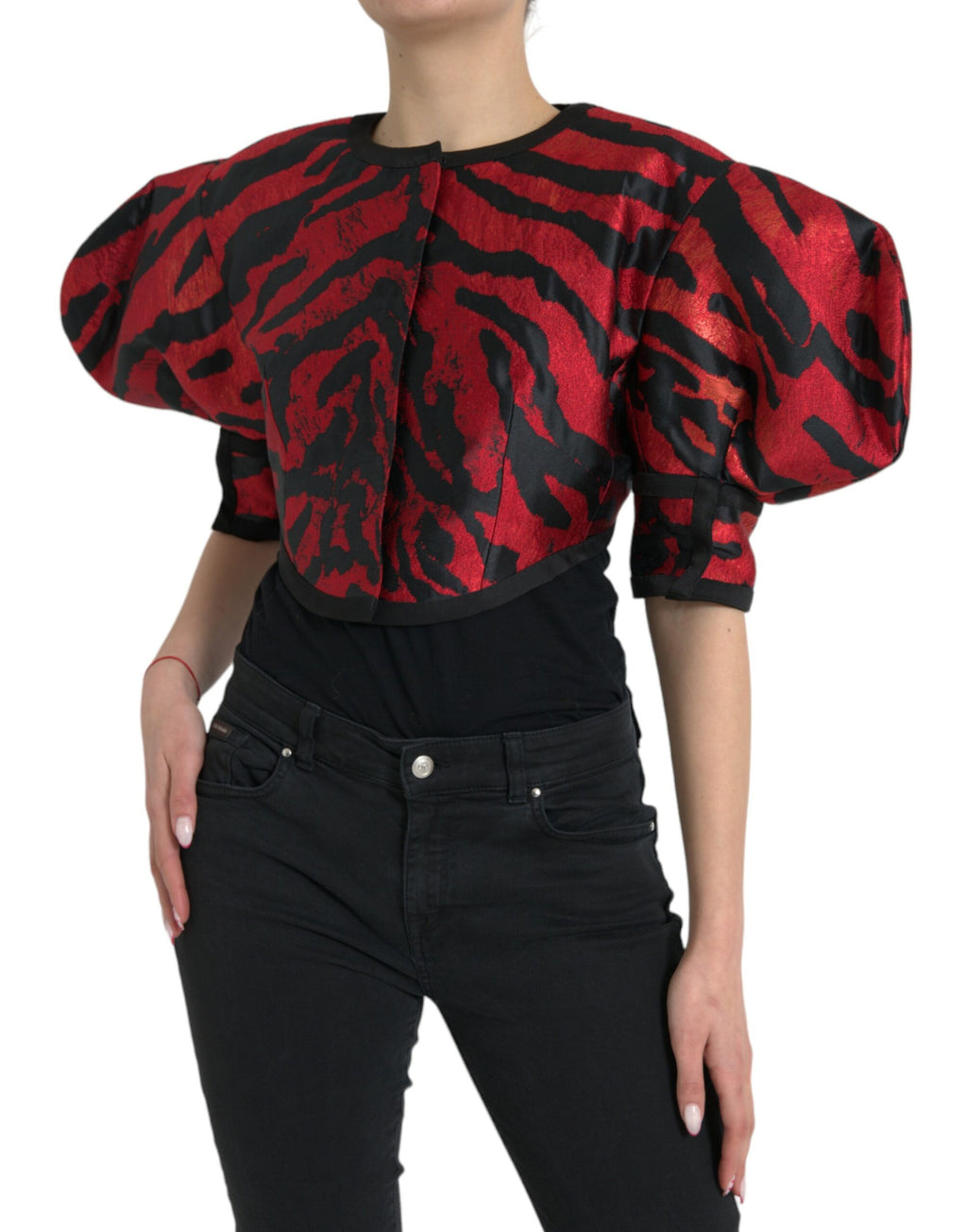 Veste courte Dolce & Gabbana noire et rouge avec motif, coupe crop, style élégant et tendance, visible en détail dans l'image.