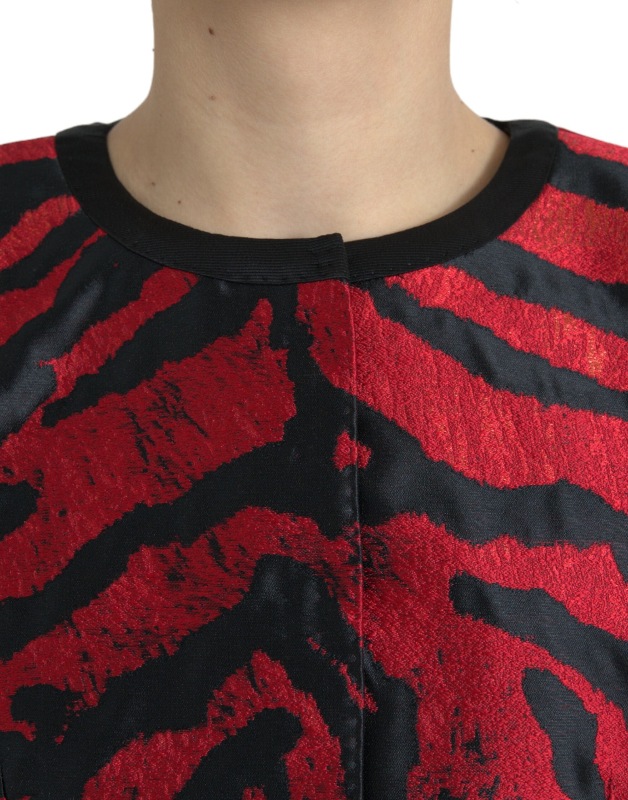 Veste courte Dolce & Gabbana noire et rouge avec motif élégant, coupe crop, en tissu léger.