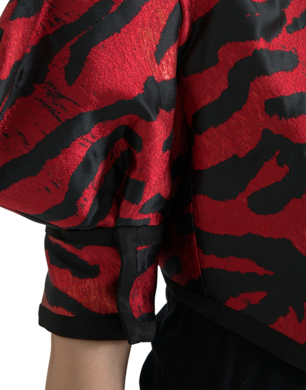 Veste courte Dolce & Gabbana à motif rouge et noir, coupe cropped, en tissu élégant, visible sur cette image.