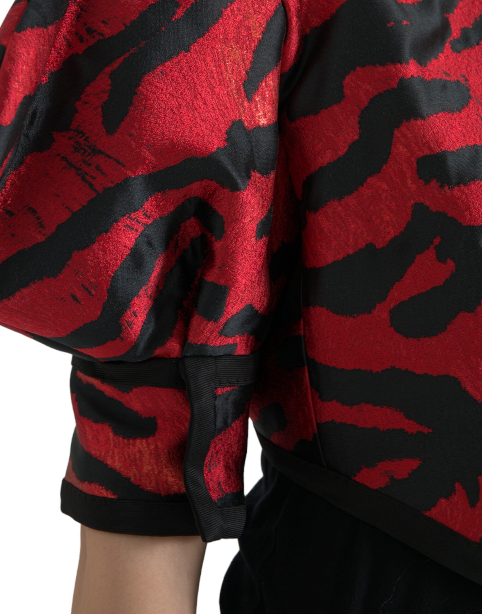 Veste courte Dolce & Gabbana à motif rouge et noir, coupe cropped, en tissu élégant, visible sur cette image.