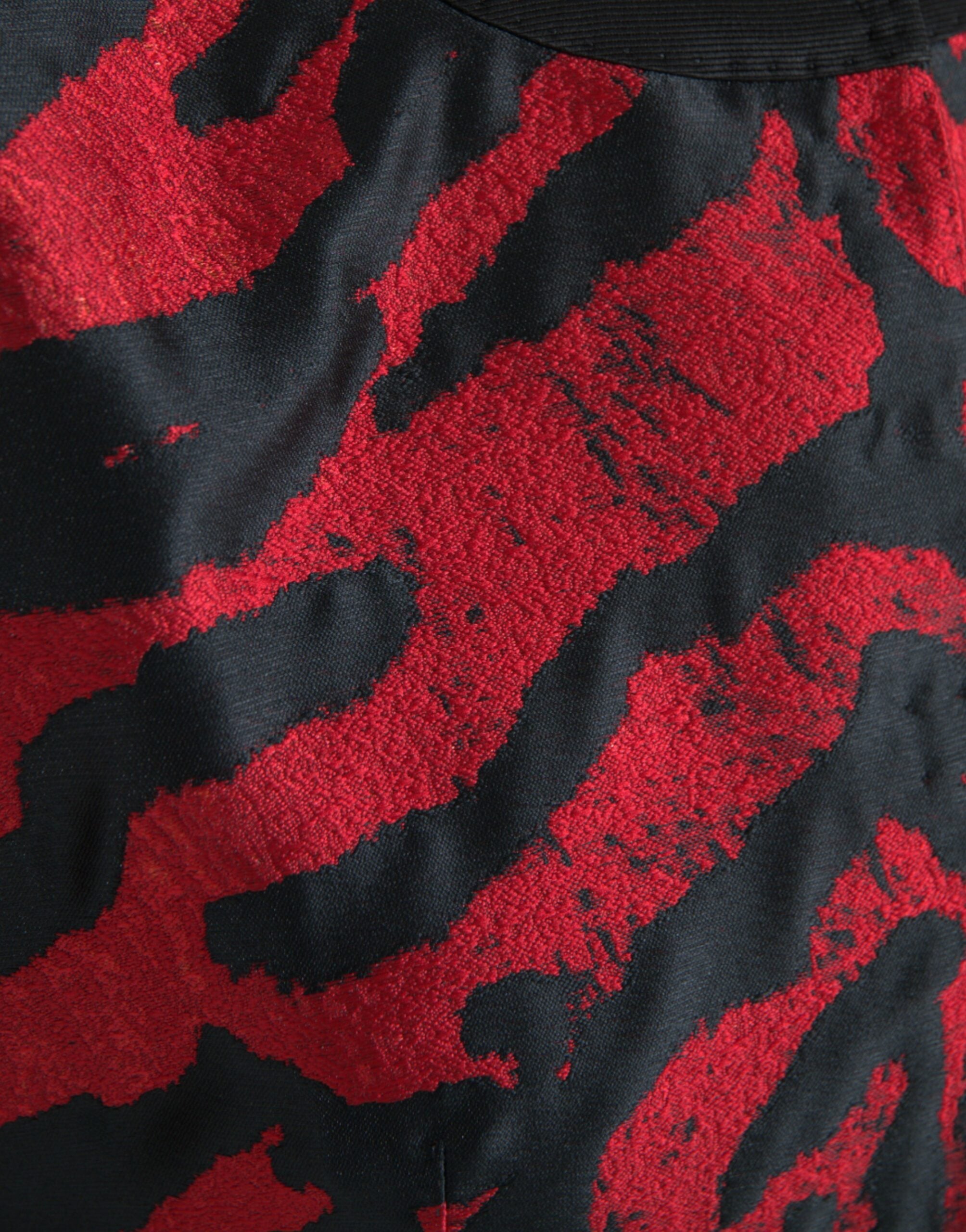 Veste courte Dolce & Gabbana noire et rouge à motif, coupe cropped, en tissu élégant avec détails sophistiqués.