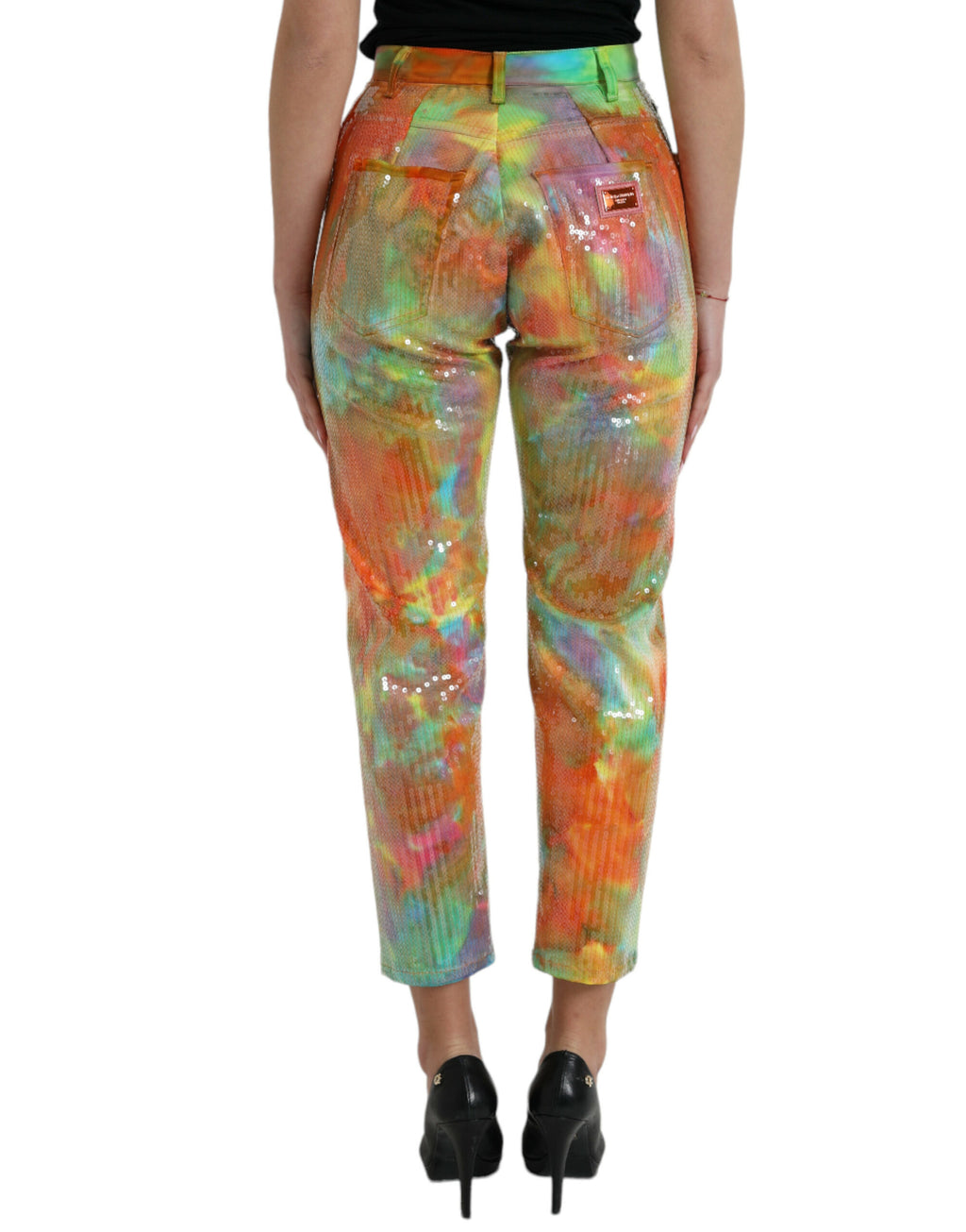 Pantalon court à taille haute Dolce & Gabbana, à motif tie-dye multicolore avec sequins brillants et coupe élégante.