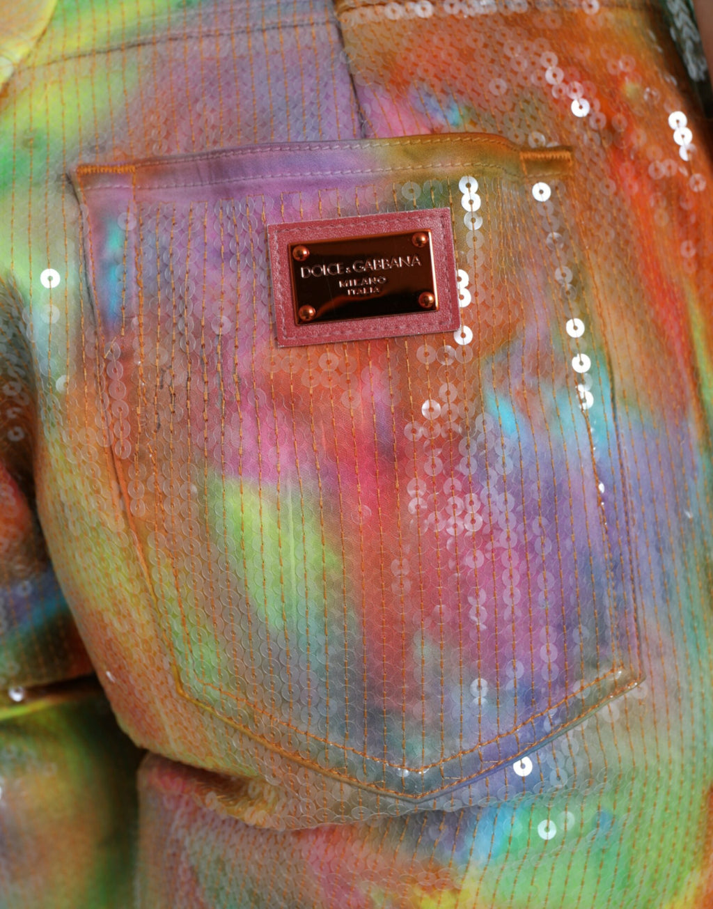 Pantalon court à taille haute Dolce & Gabbana avec délavé tie-dye multicolore et sequins scintillants.