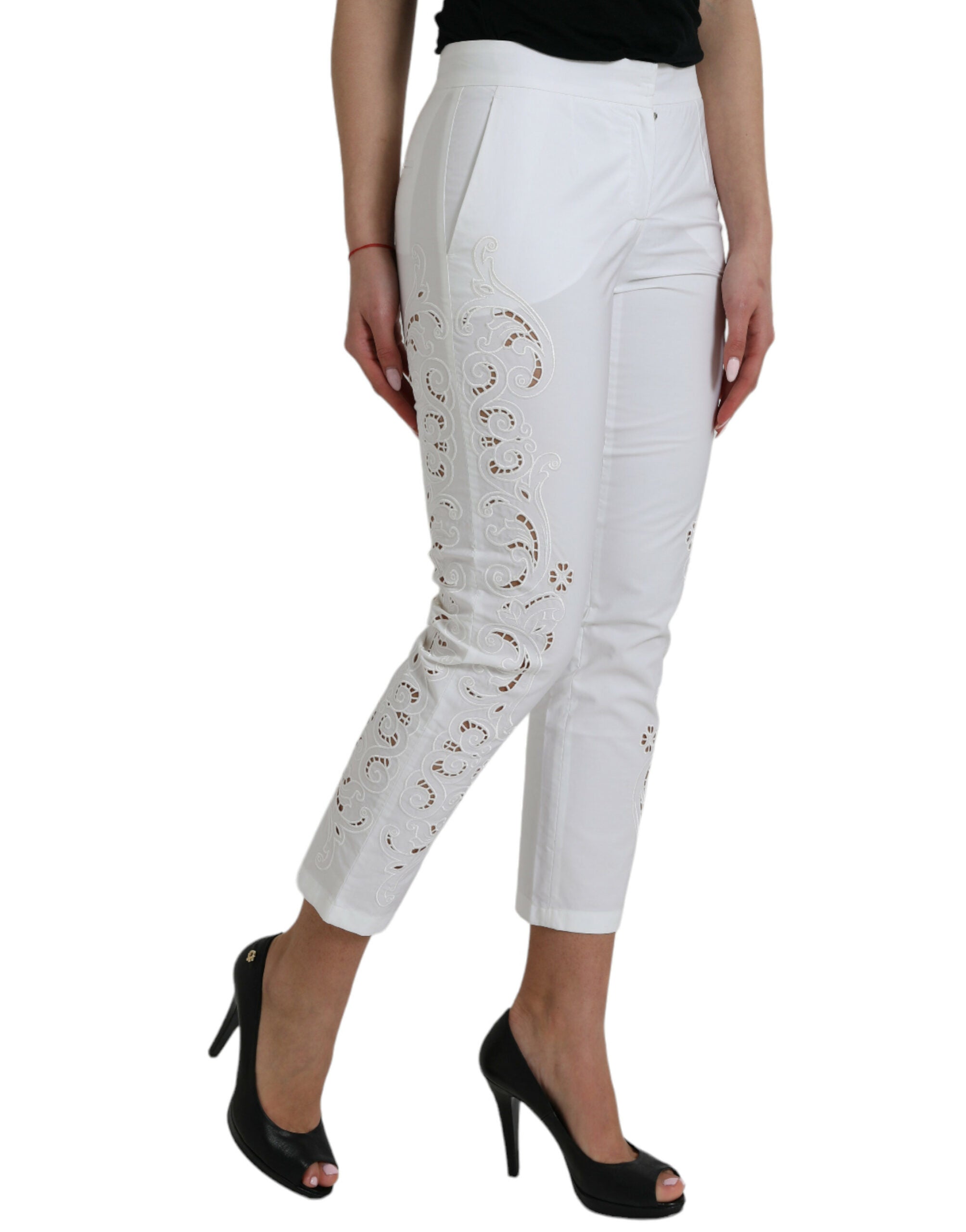 Pantalons courts en coton blanc Dolce & Gabbana avec découpe à la taille moyenne, coupe moderne et détails élégants.