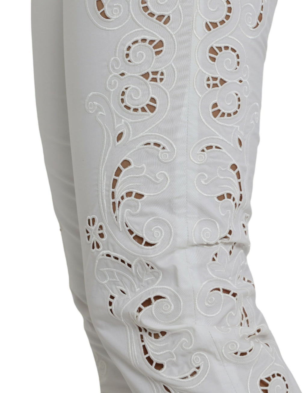 Pantalons courts en coton blanc Dolce & Gabbana avec découpe et taille mi-haute, mode élégante et décontractée.