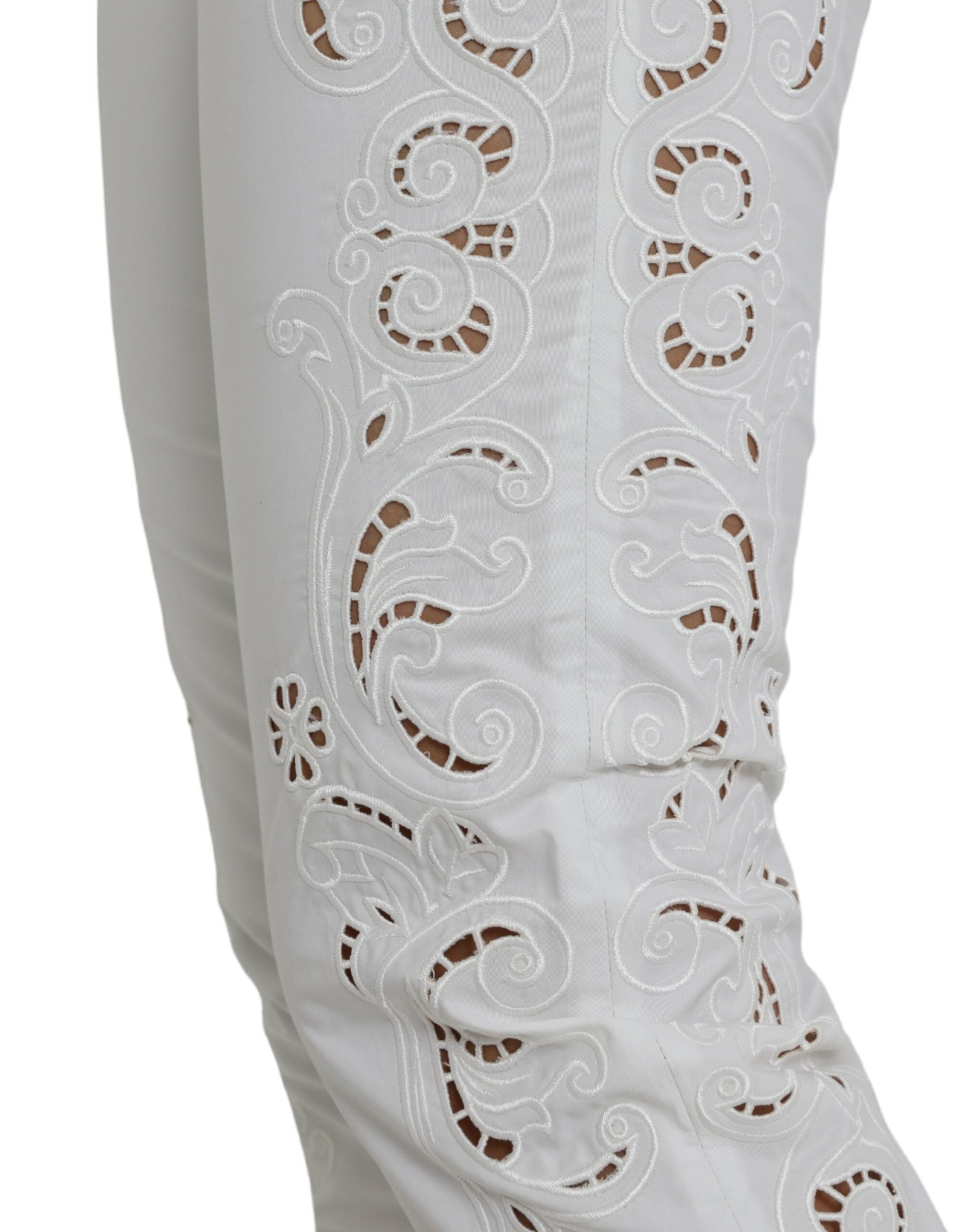 Pantalons courts en coton blanc Dolce & Gabbana avec découpe et taille mi-haute, mode élégante et décontractée.