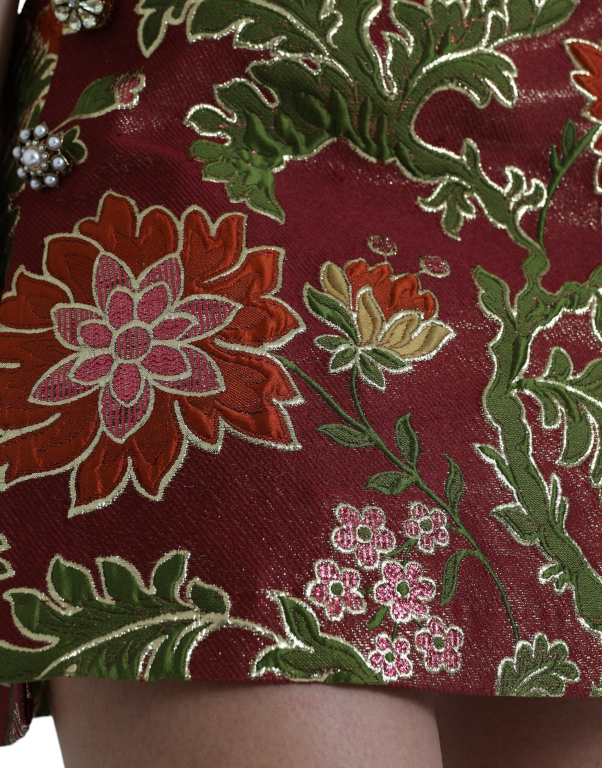 Jupe courte Dolce & Gabbana en jacquard floral bordeaux, coupe en ligne A, détail élégant et motif floral sophistiqué.
