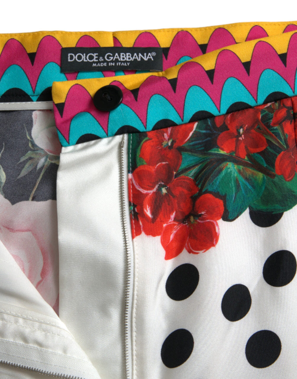 Shorts Dolce & Gabbana à fleurs multicolores et pois, style hot pants, en tissu léger avec motif coloré.