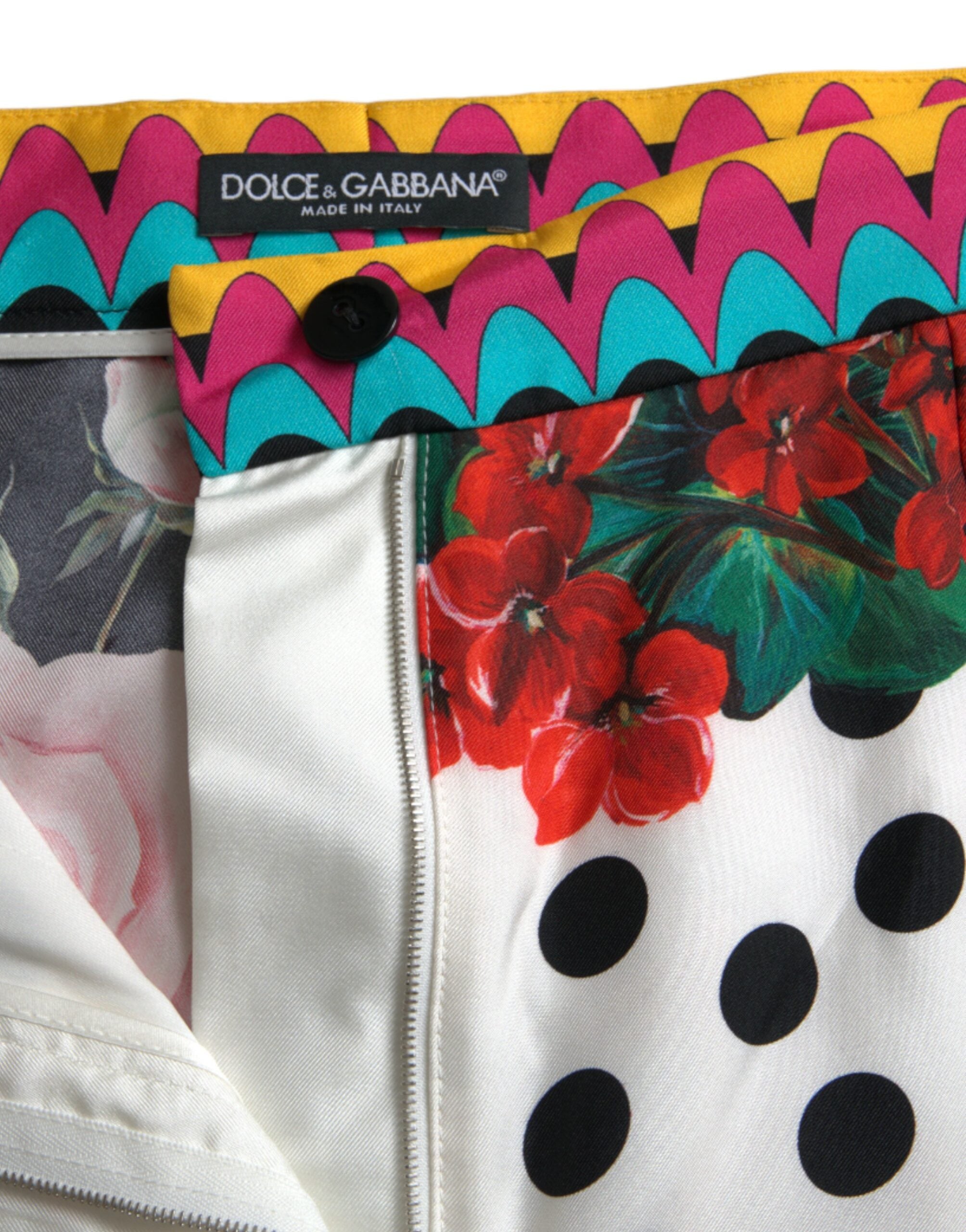 Shorts Dolce & Gabbana à fleurs multicolores et pois, style hot pants, en tissu léger avec motif coloré.