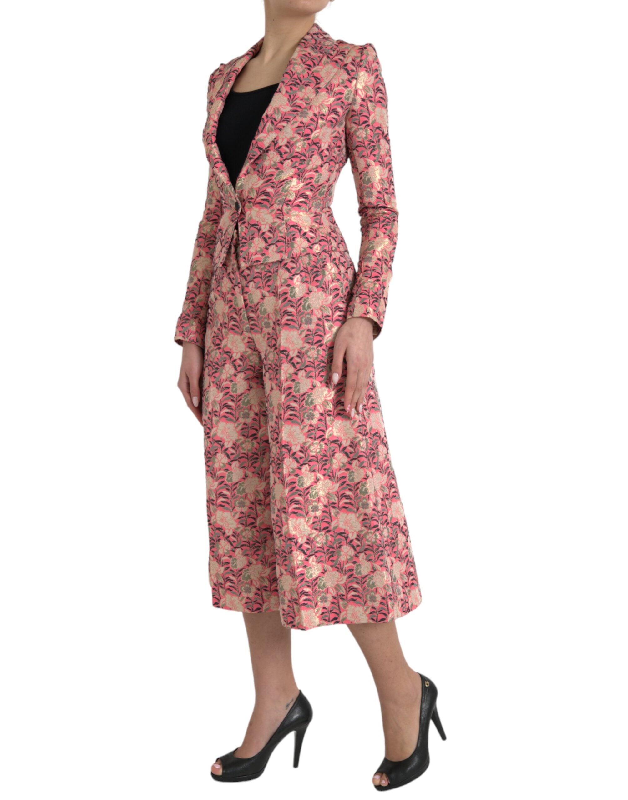 Costume deux pièces Dolce & Gabbana en jacquard floral rose, coupe slim, vue de face avec détails de la veste et du pantalon.