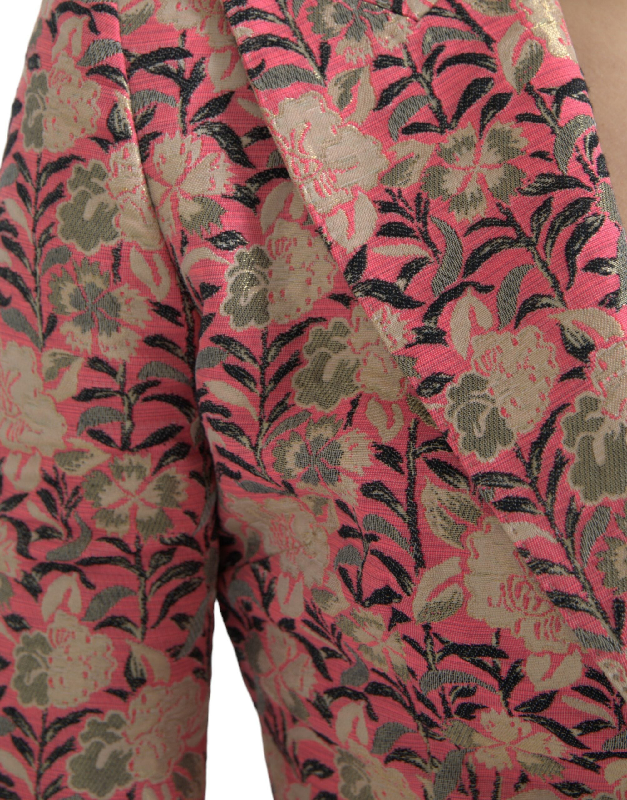 Costume deux pièces Dolce & Gabbana à motif floral rose en jacquard, coupe slim fit, vue de l'ensemble.